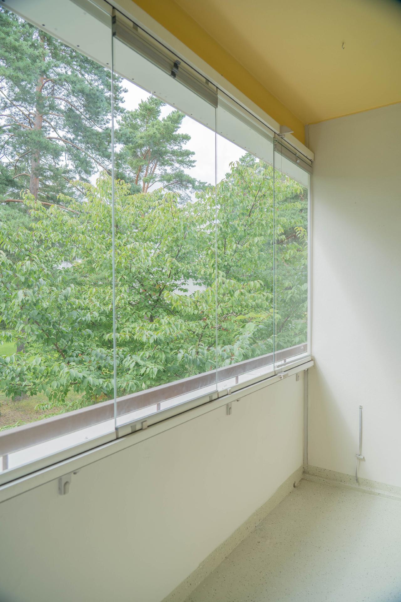 Lasitetulta parvekkeelta vehreät näkymät