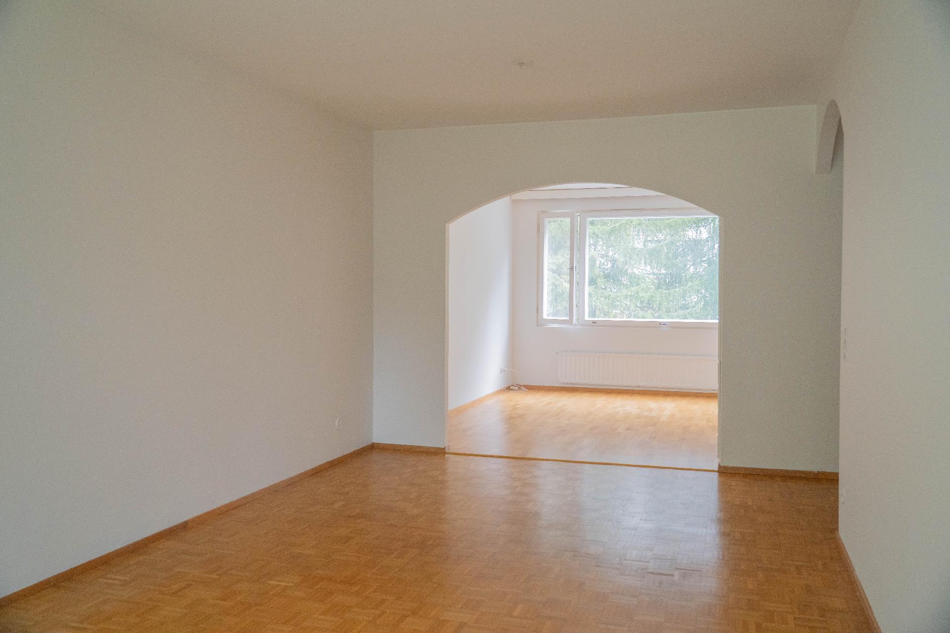 Tilava ja valoisa olohuone, mahtuu oleskelu ja ruokailuryhmä.