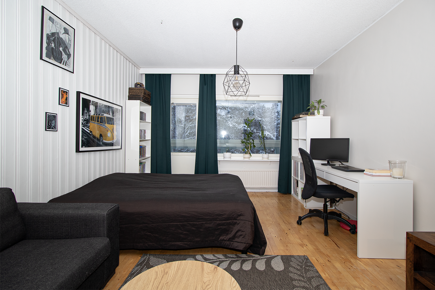 Olohuoneesta kulku lasitetulle parvekkeelle.