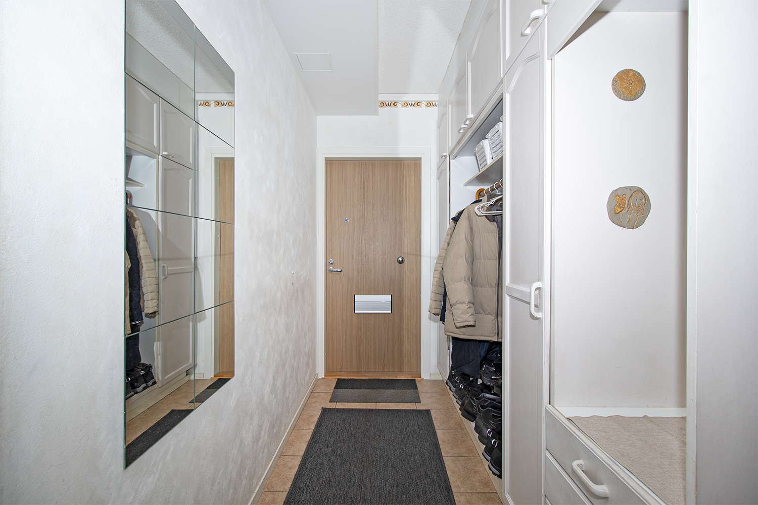 Tilavassa eteisessä kaapisto.