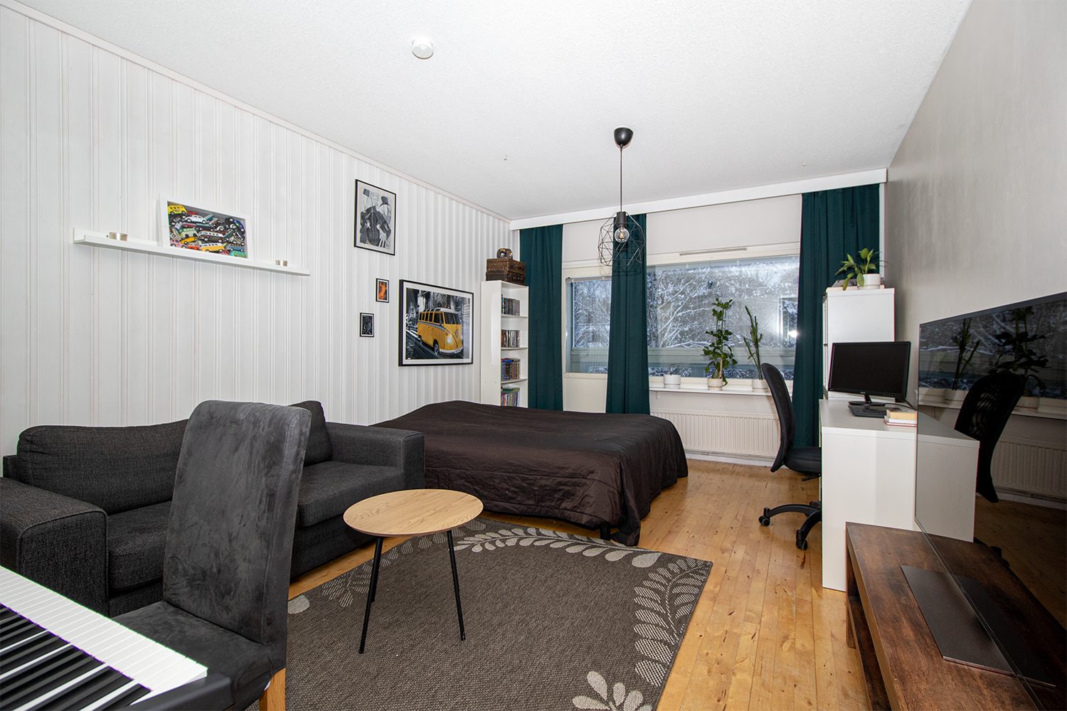 Suuri tilava olohuone, josta kulku parvekkeelle.