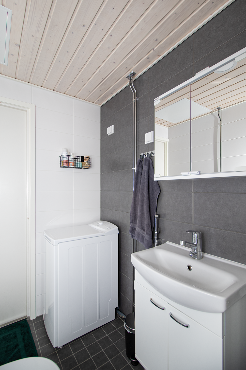 Reilusti tilaa pesukoneelle.