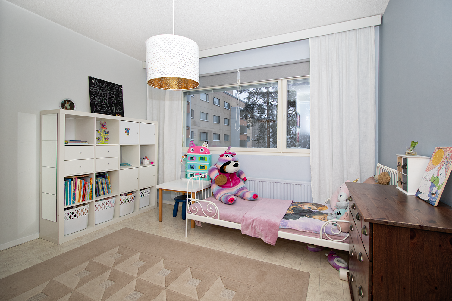 Molemmat makuuhuoneet tilavia.