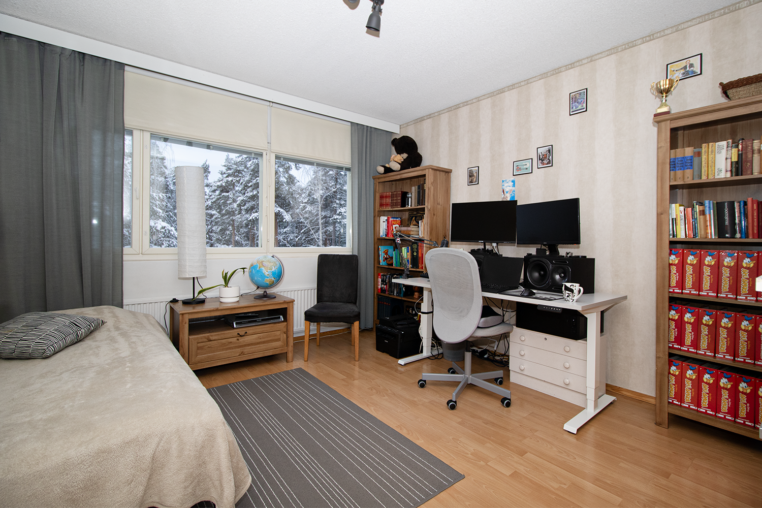 Erittäin tilava makuuhuone, jossa vaatehuone.