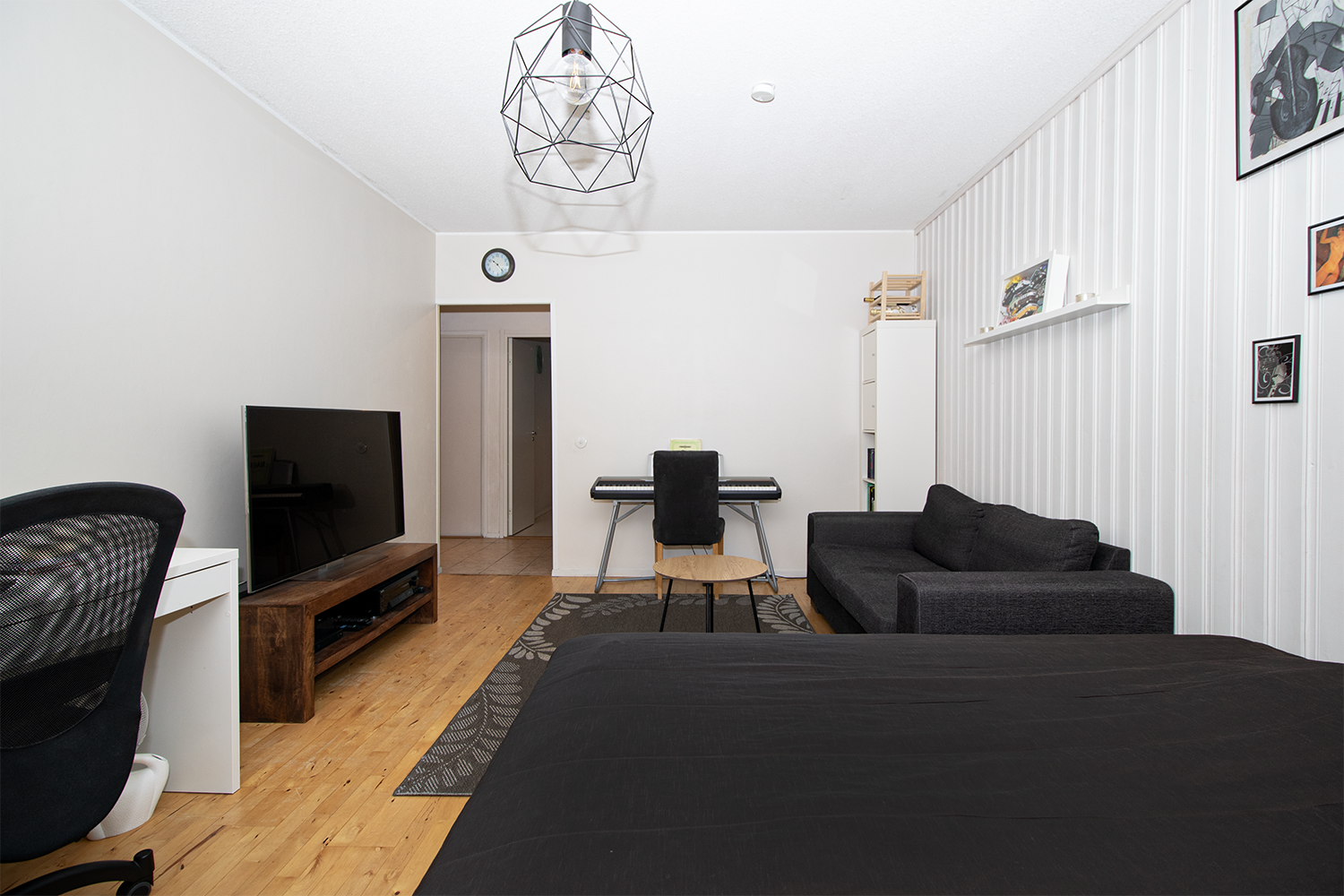 Olohuone on erittäin tilava.