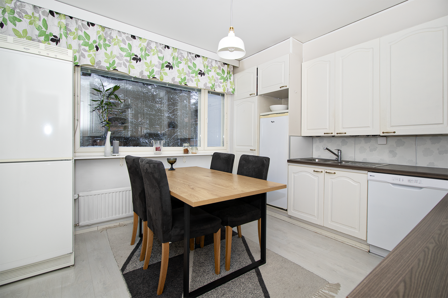 Hyvin tilaa ruokapöydälle keittiössä.