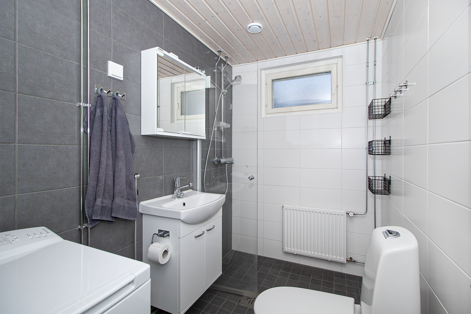 LVIS saneerauksen yhteydessä remontoitu kylpyhuone.