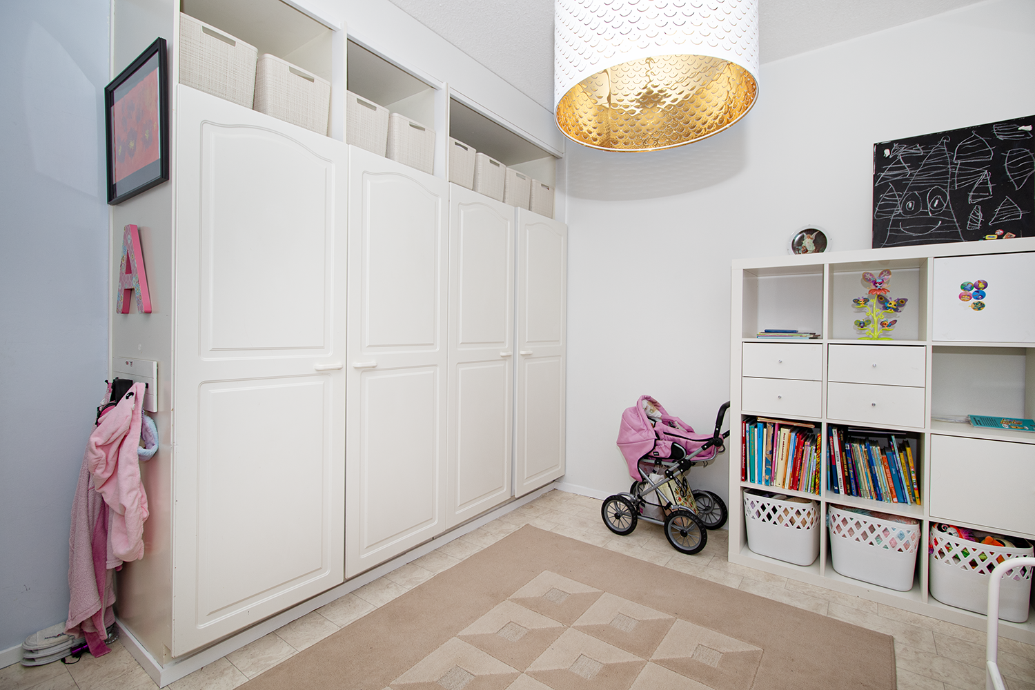 Makuuhuoneessa kaapistoja.