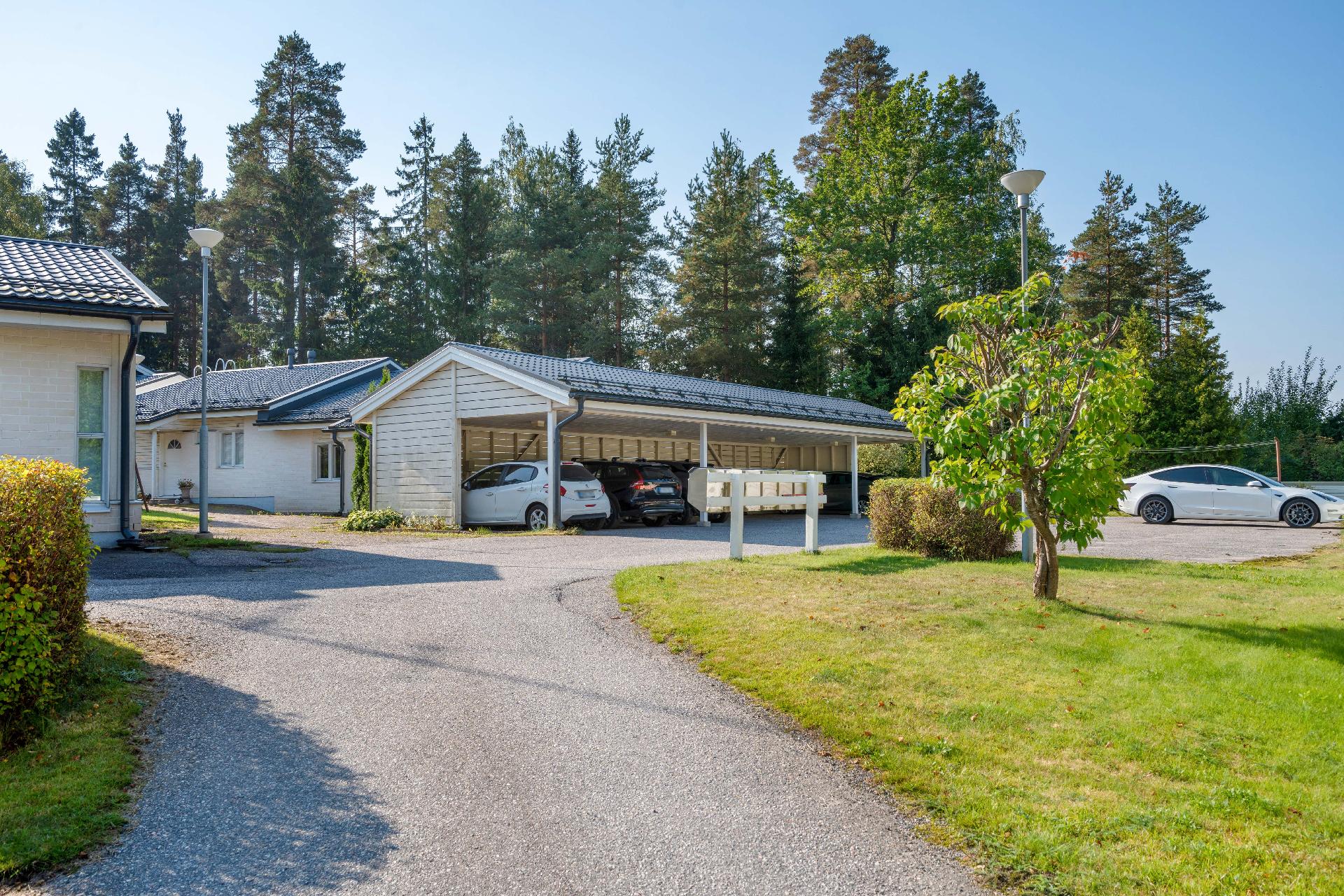 Jokaiselle huoneistolle kuuluu autokatos- ja ulkopaikka autolle