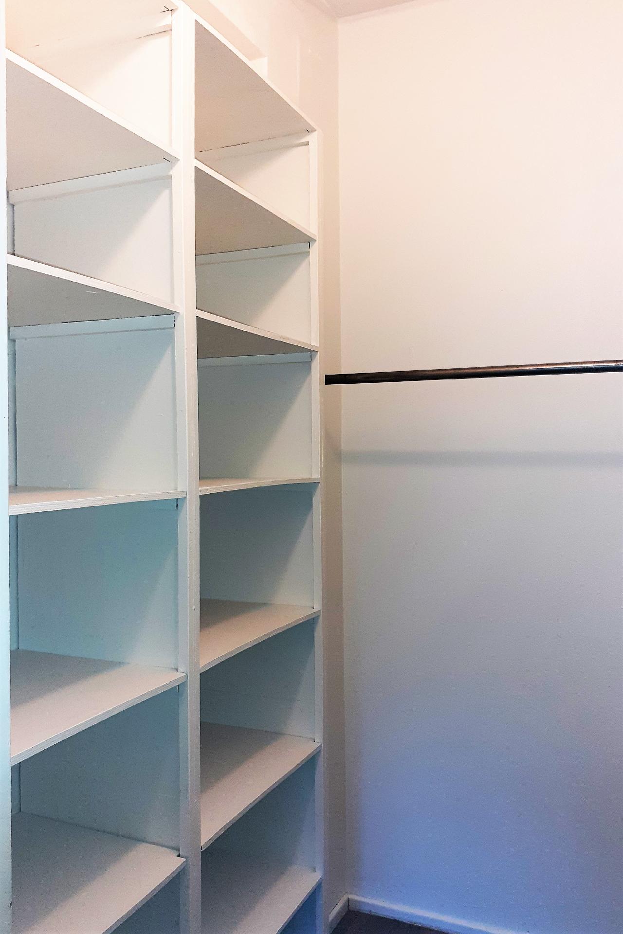 Vaatehuone makuuhuoneen yhteydessä