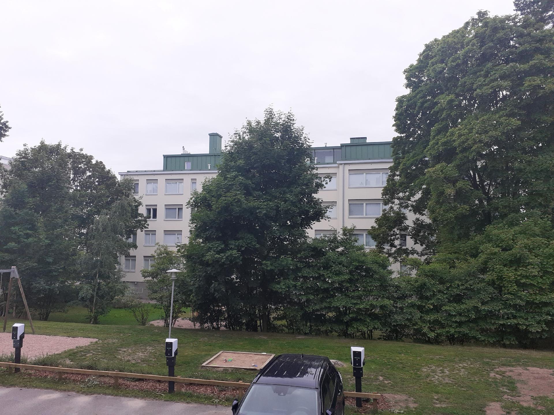 Vehreät ikkunanäkymät sisäpihalle länteen