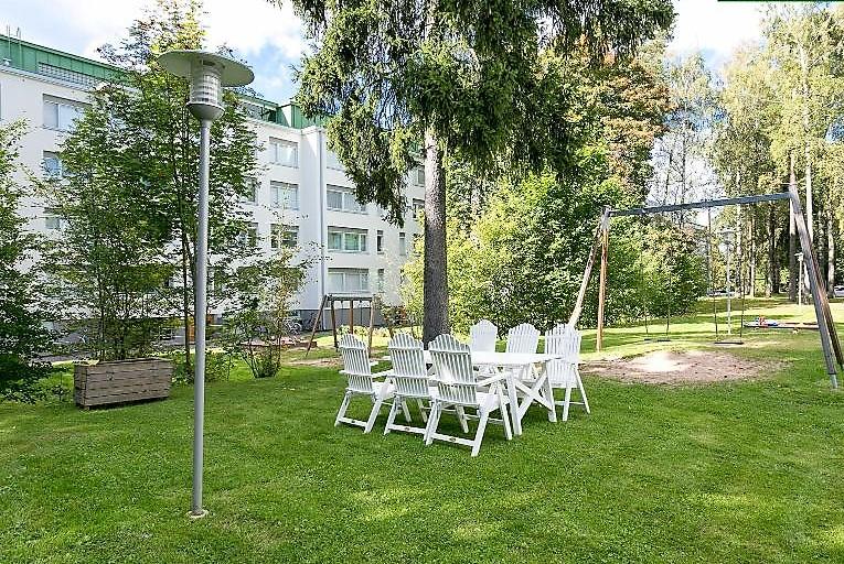 Taloyhtiön piha-aluetta