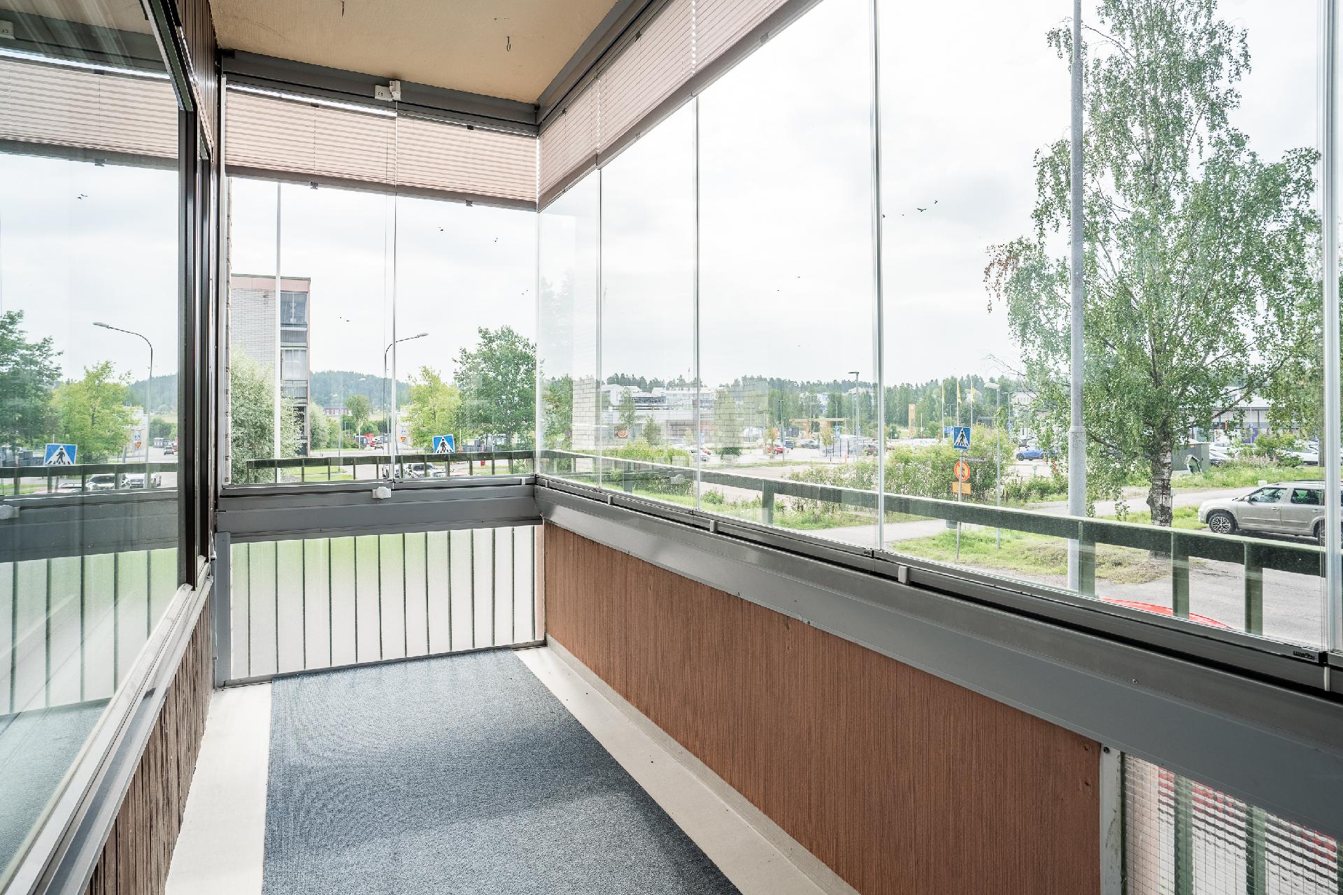 Lasitettu parveke, kesäinen näkymä