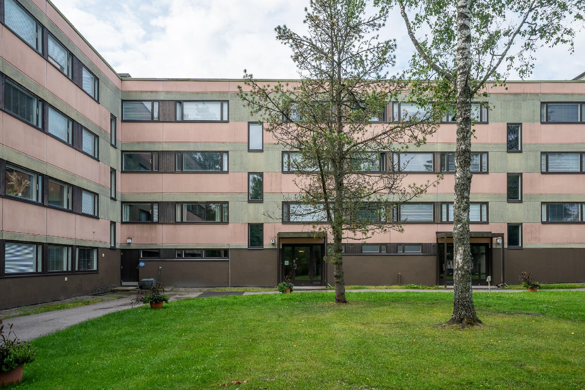 Taloyhtiön sisäpiha kesällä