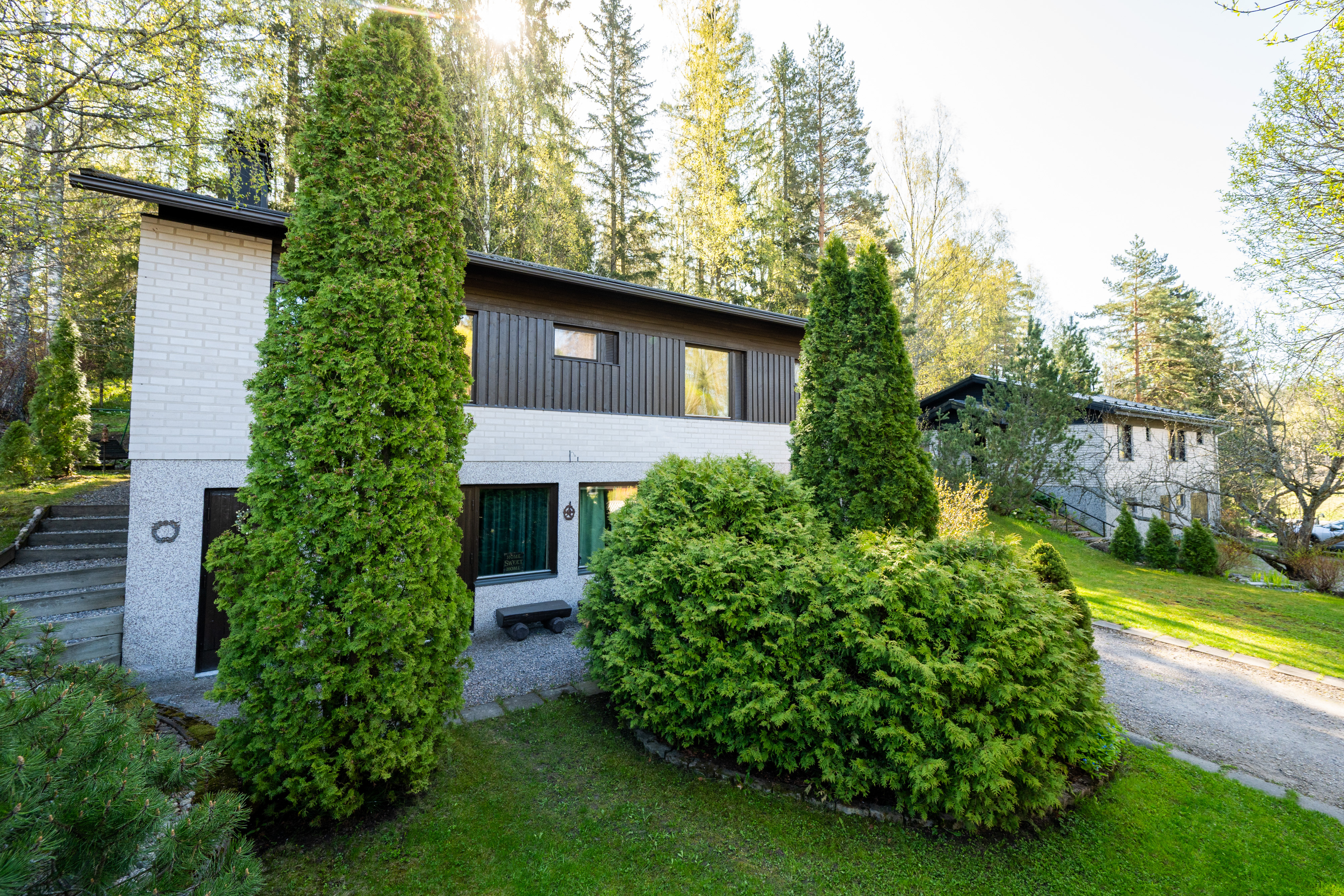 Asiakkaalta saatu kuva, etupiha kesän loistossa