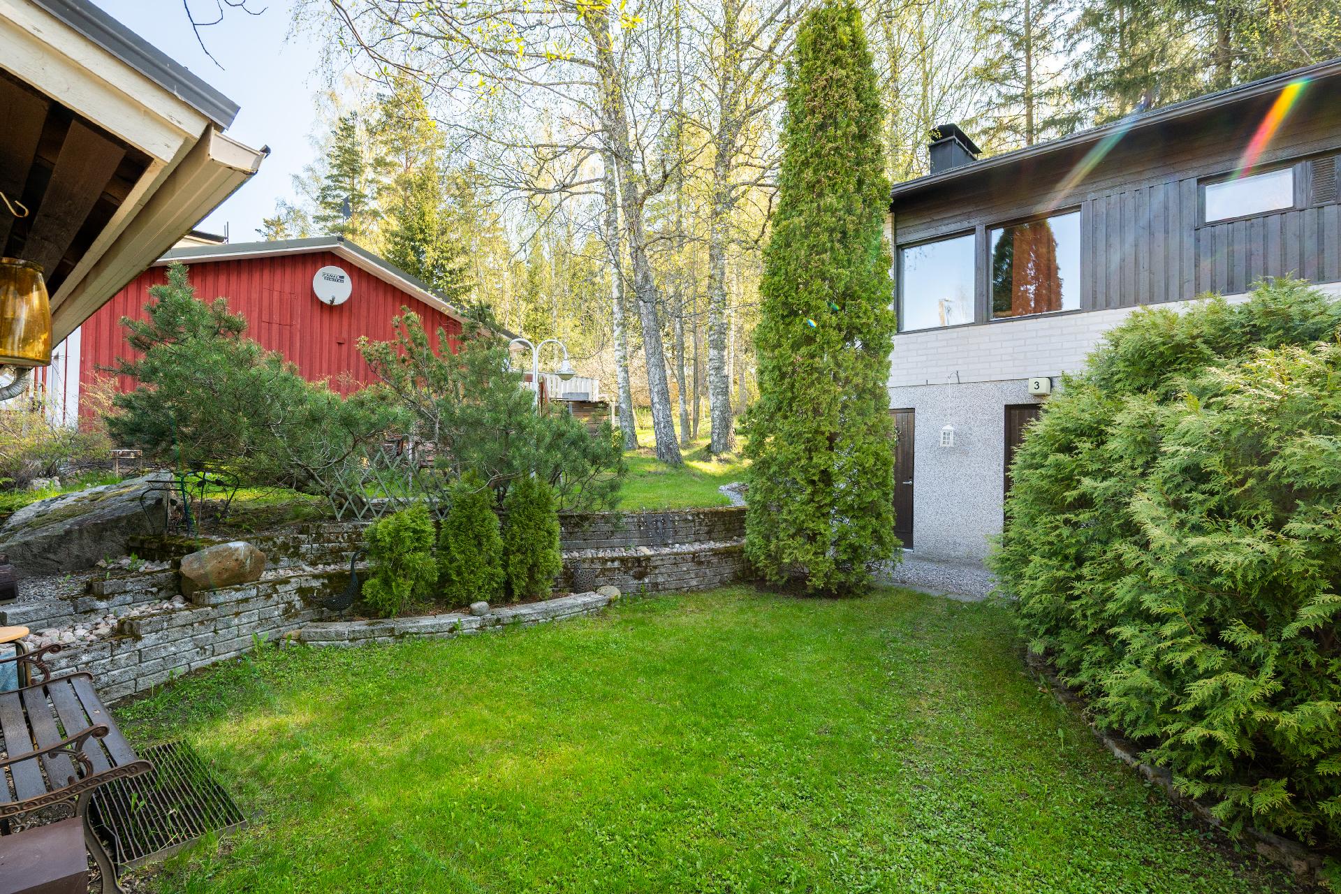 Asiakkaalta saatu kuva, piha-aluetta varaston ja talon välillä 