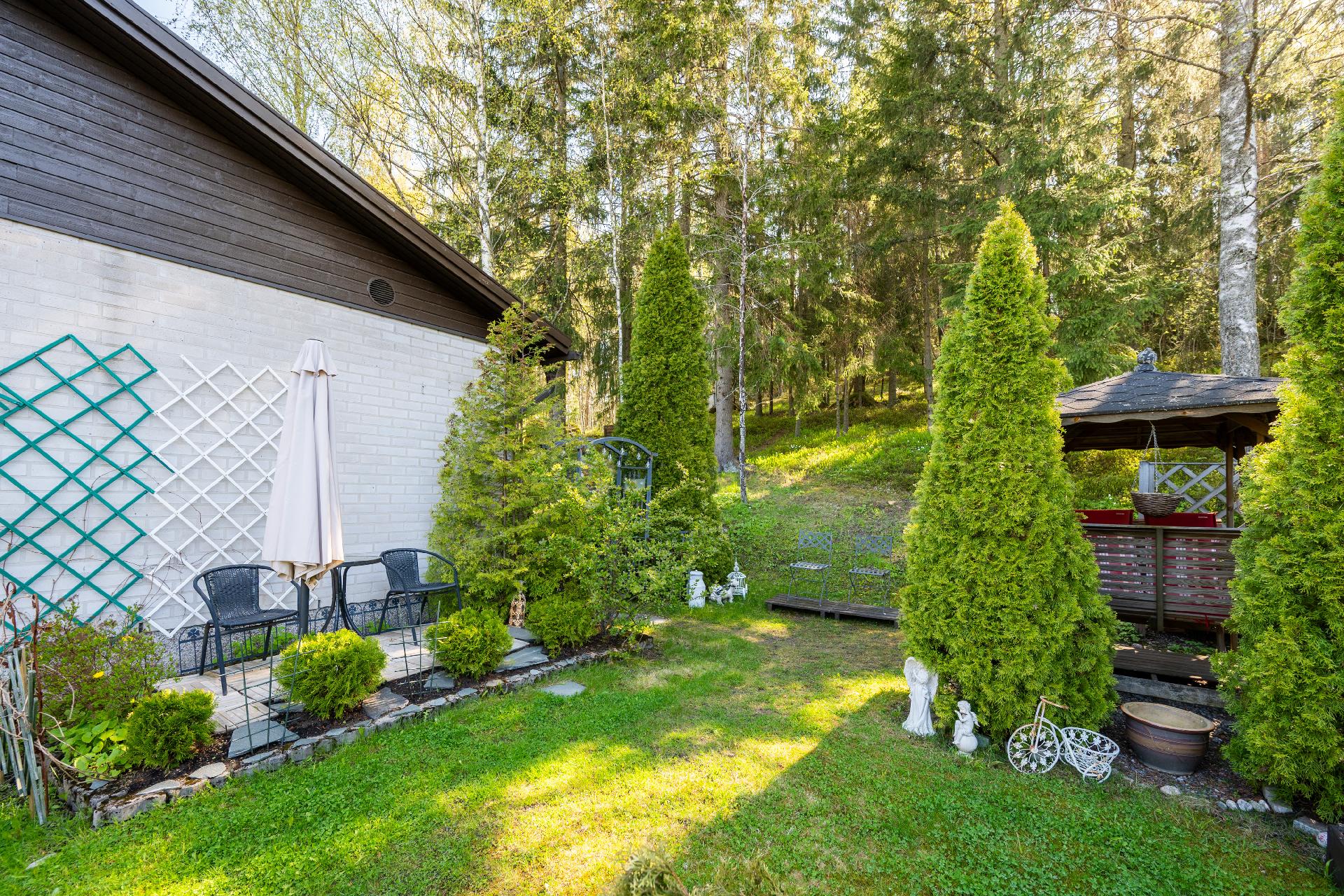 Asiakkaalta saatu kuva, eteläpääty kesän loistossa