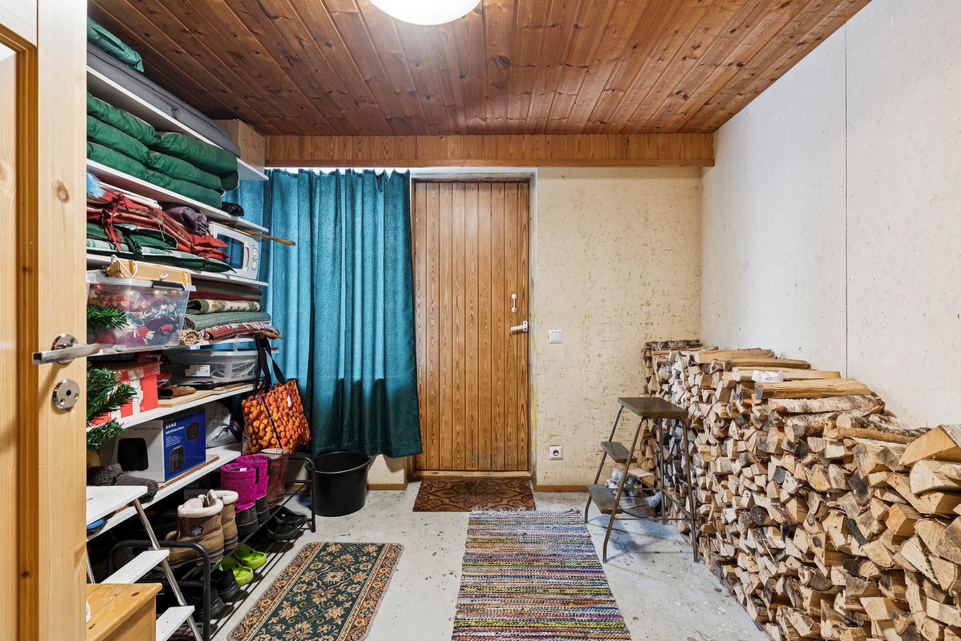 Alakerran toinen makuuhuone, joka toimii nyt varastona