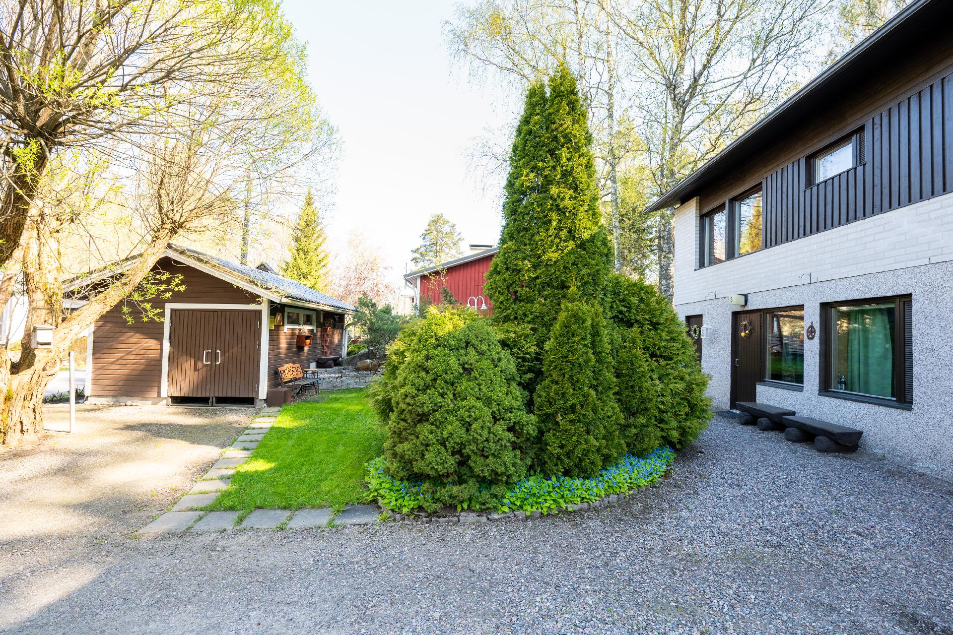 Asiakkaalta saatu kuva, etupiha kesän loistossa