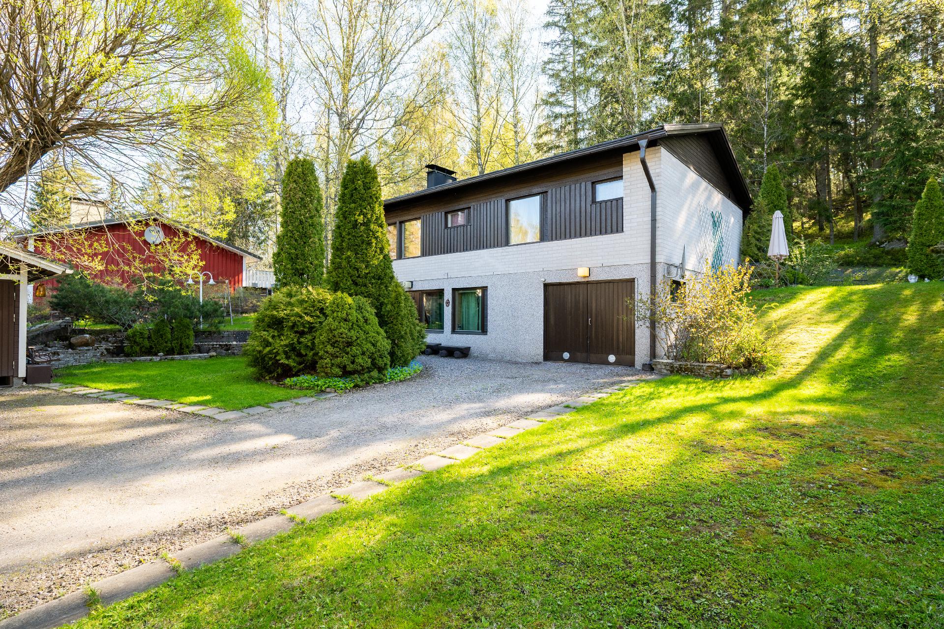 Asiakkaalta saatu kuva, etupiha kesän loistossa