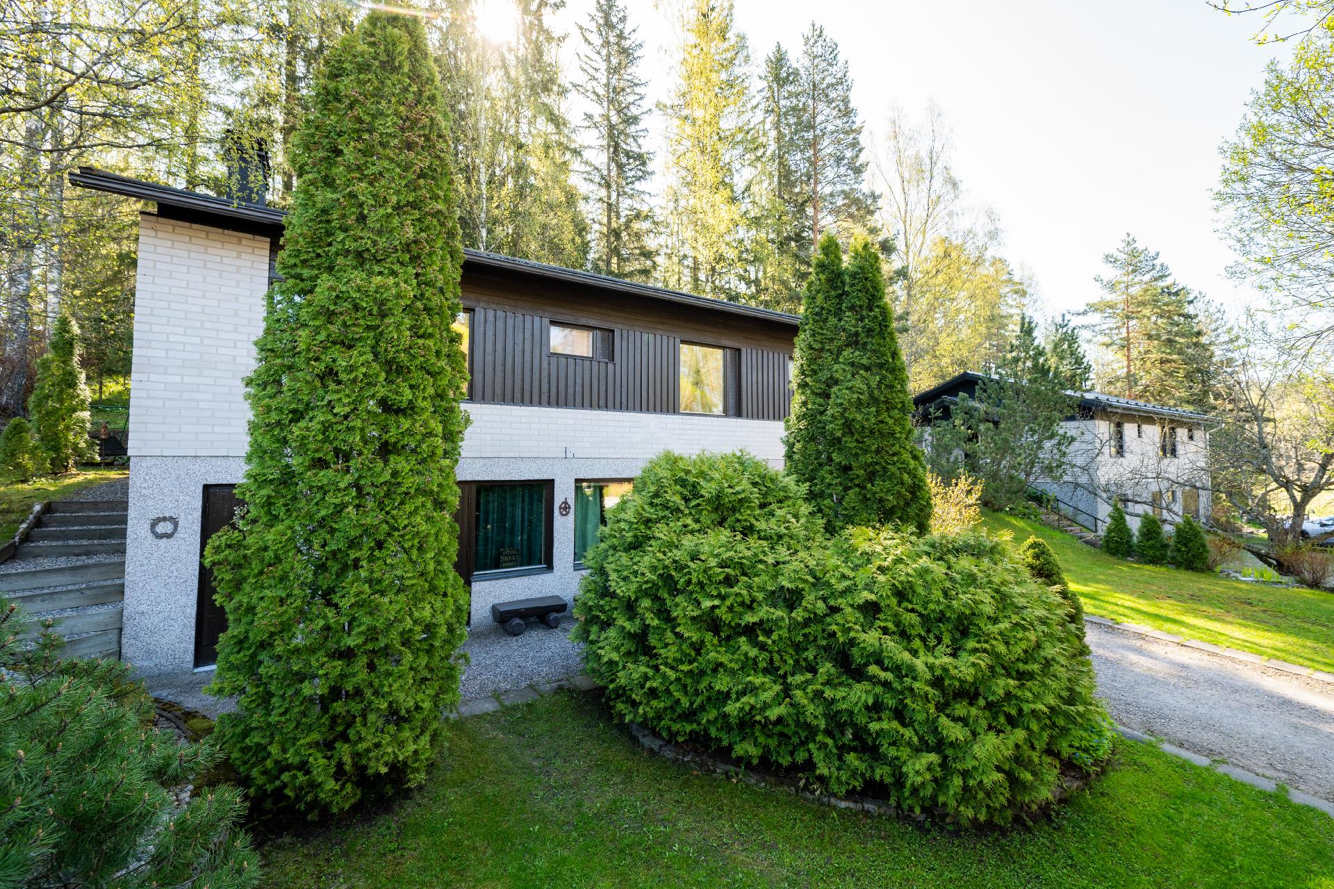 Asiakkaalta saatu kuva, etupiha kesän loistossa