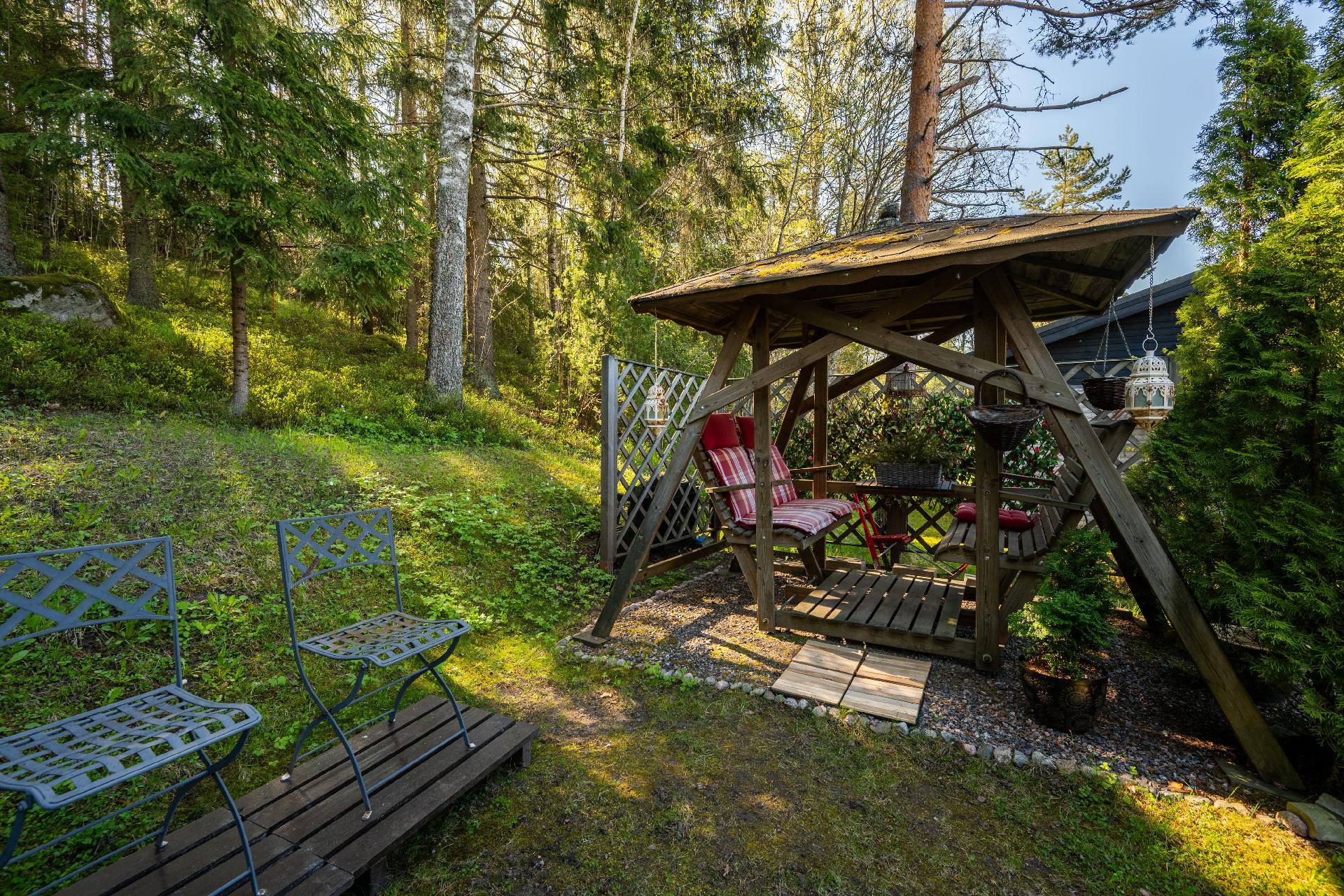 Asiakkaalta saatu kuva, takapiha kesän loistossa