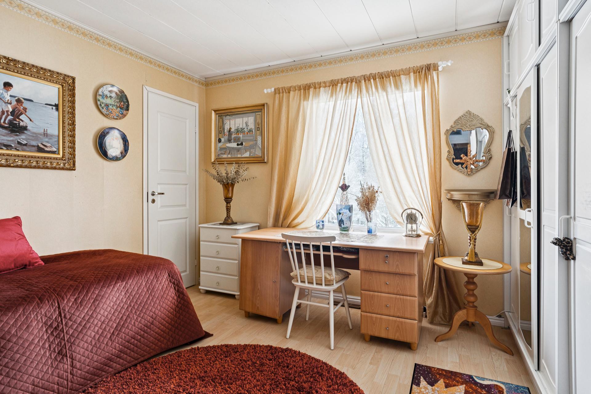 Yläkerran makuuhuone, josta näkymä etupihalle