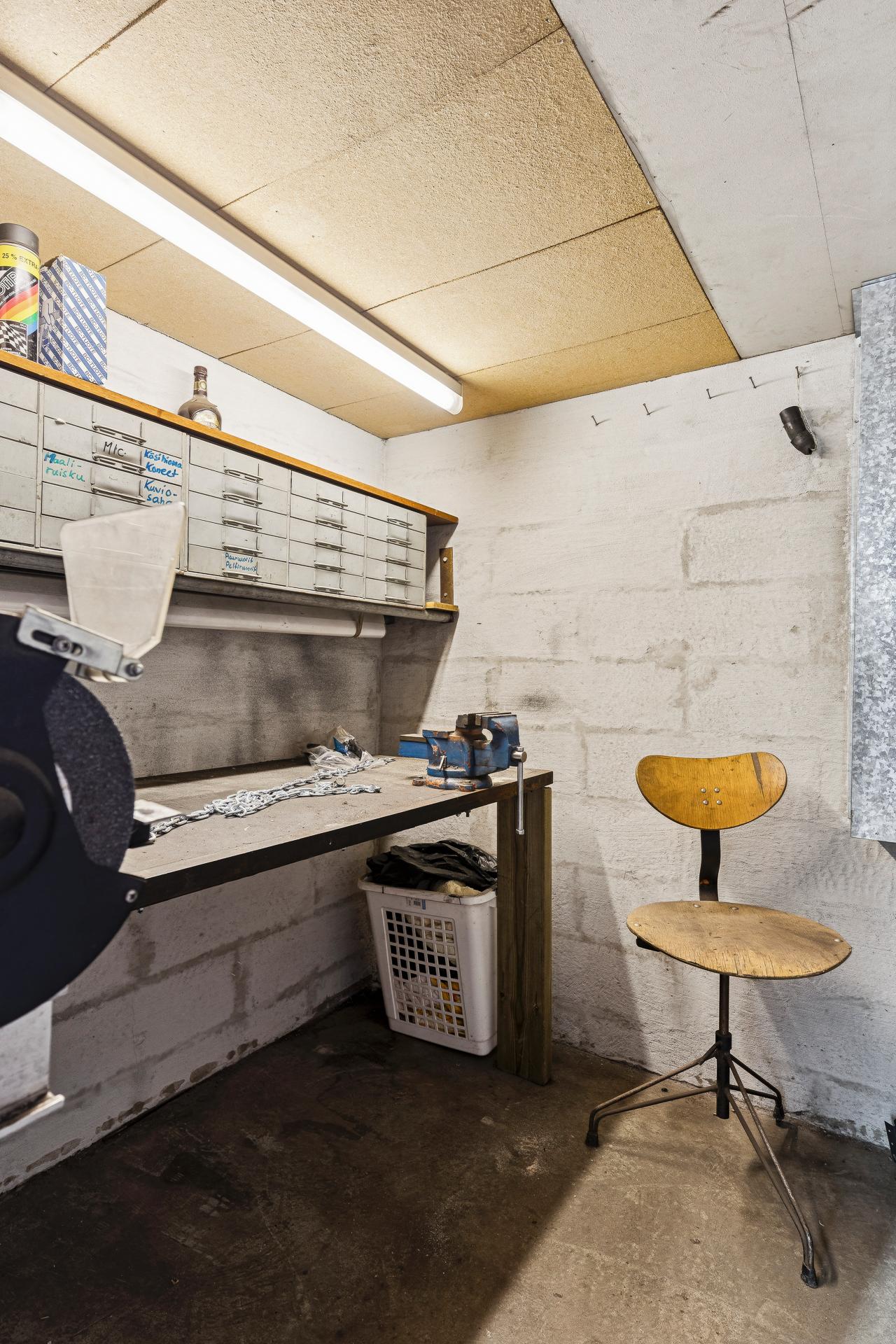 Autotallissa työskentelytila