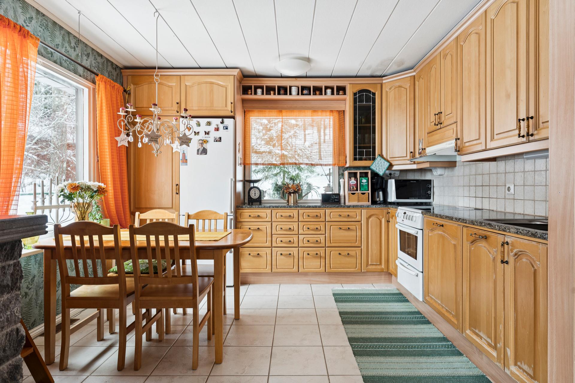 Keittiö ja ruokailutilaa