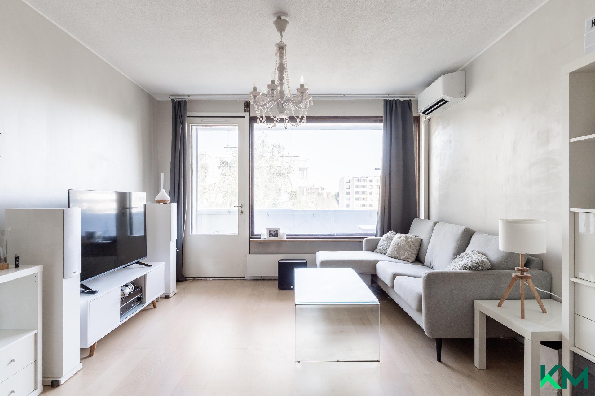 Olohuone ja käynti lasitetulle parvekkeelle