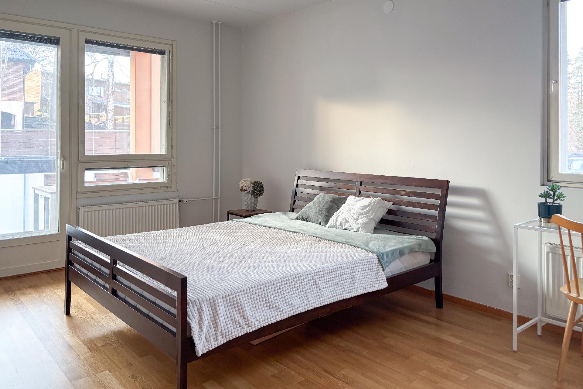 Päämakuuhuone, josta käynti parvekkeelle