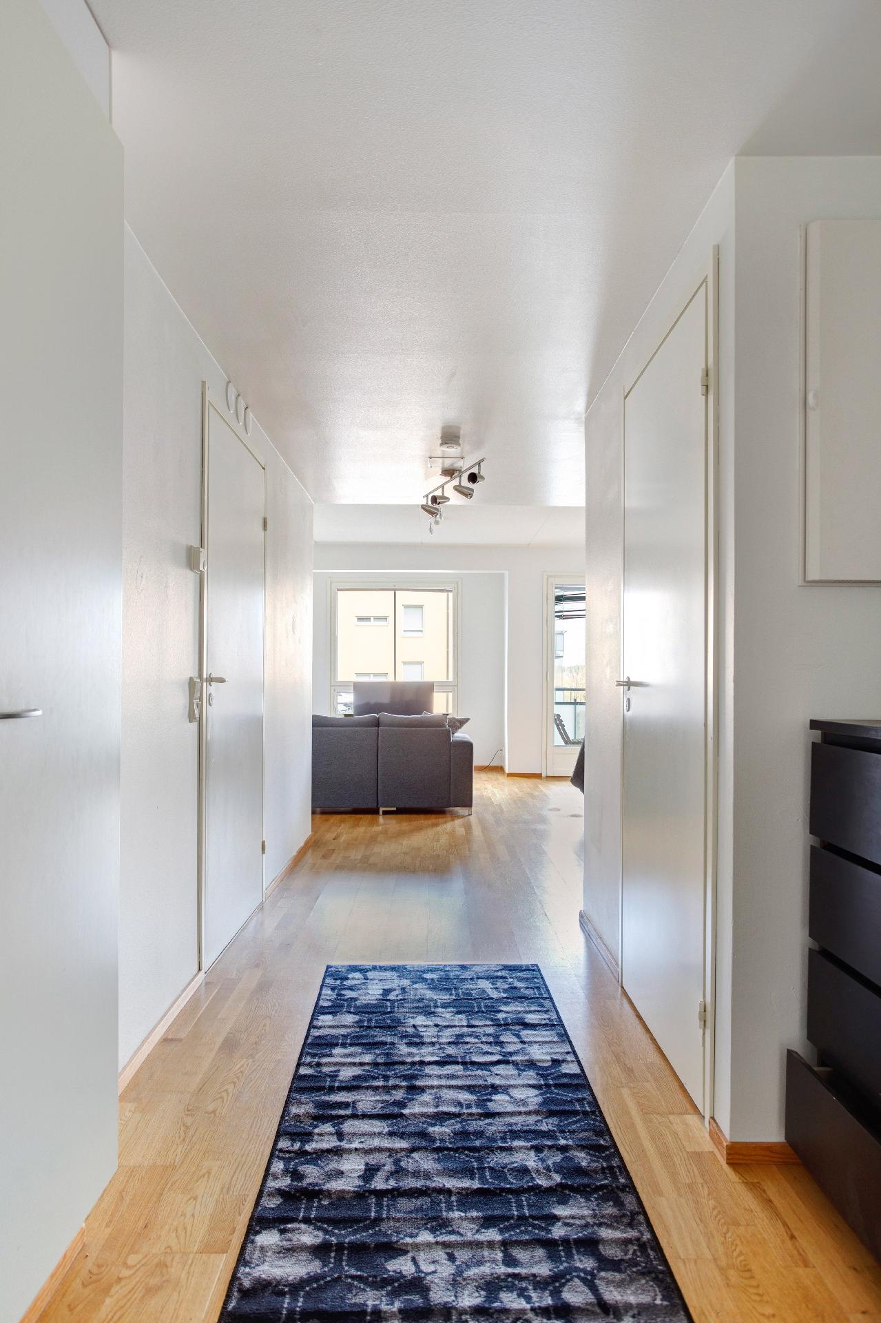 Näkymä eteisestä olohuoneeseen