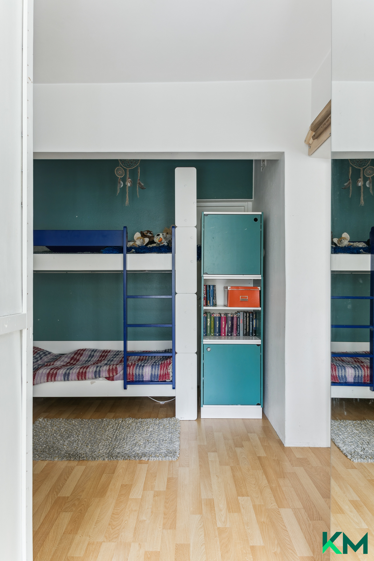 Makuuhuone 2 jossa vaatehuone avattu huoneen yhteyteen