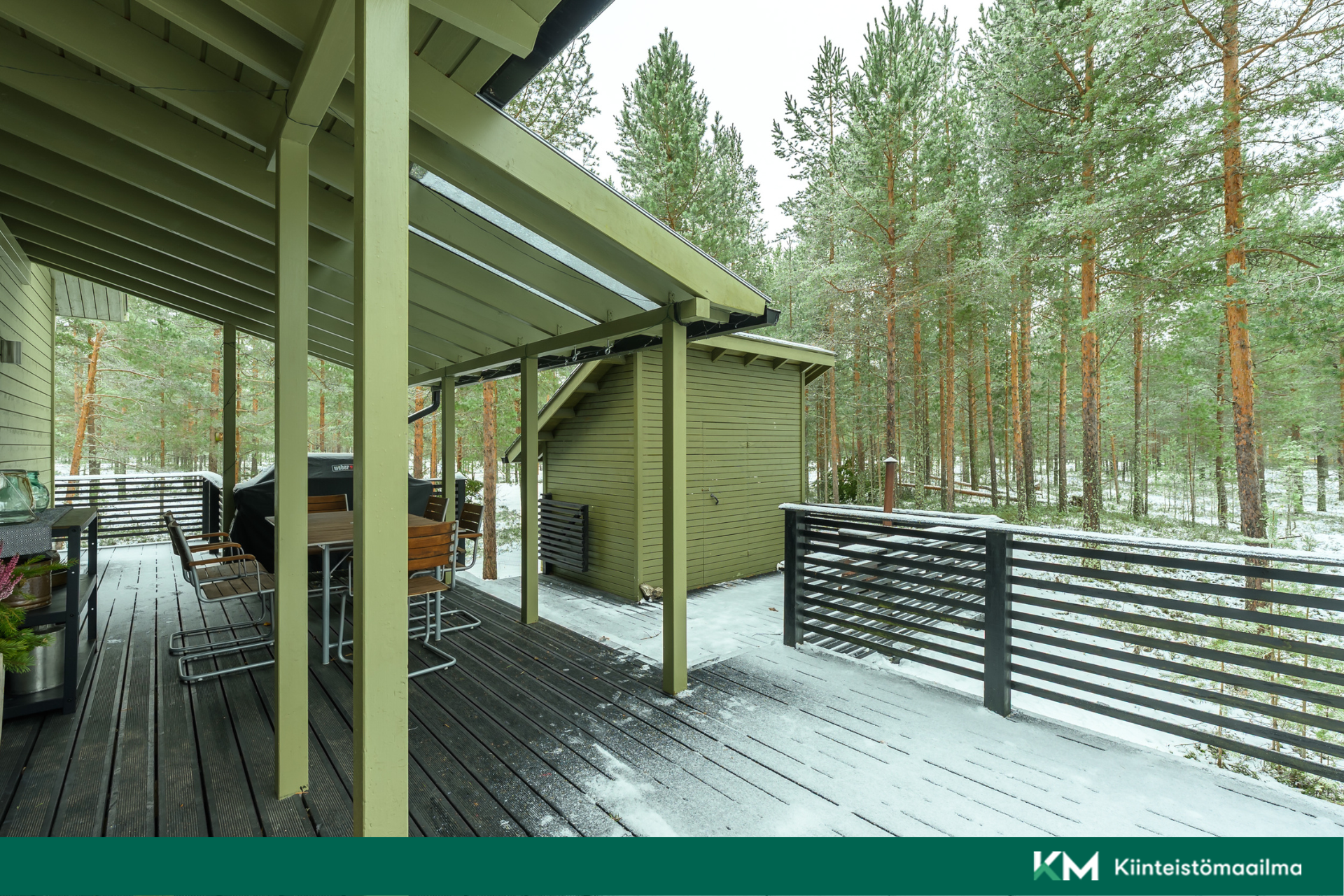 Avointa katettua terassia ja puuvarasto
