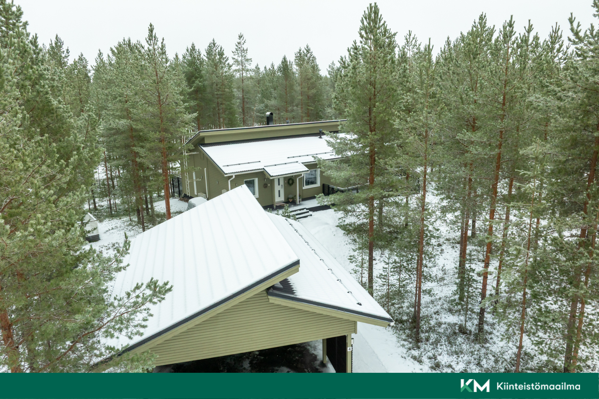 Omakotitalo kahden auton katoksella