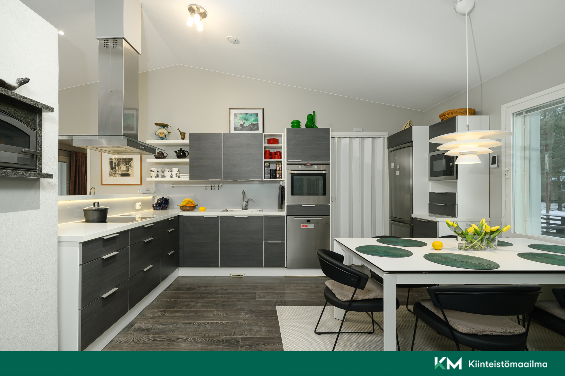 Keittiö jakaa kauniisti avoimen tilan