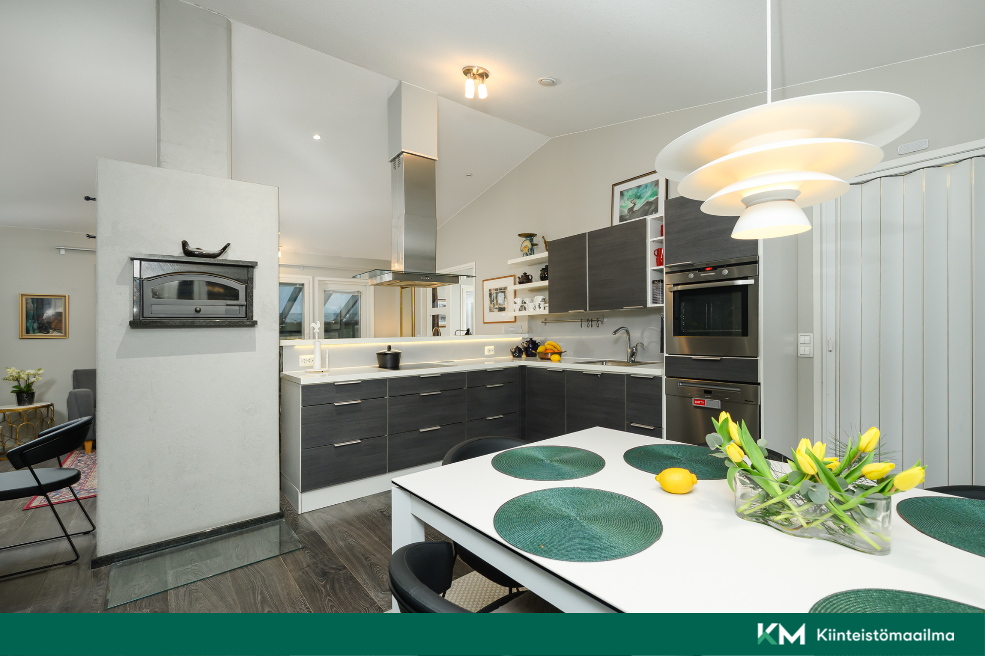 Keittiössä on hyvin kaappitilaa