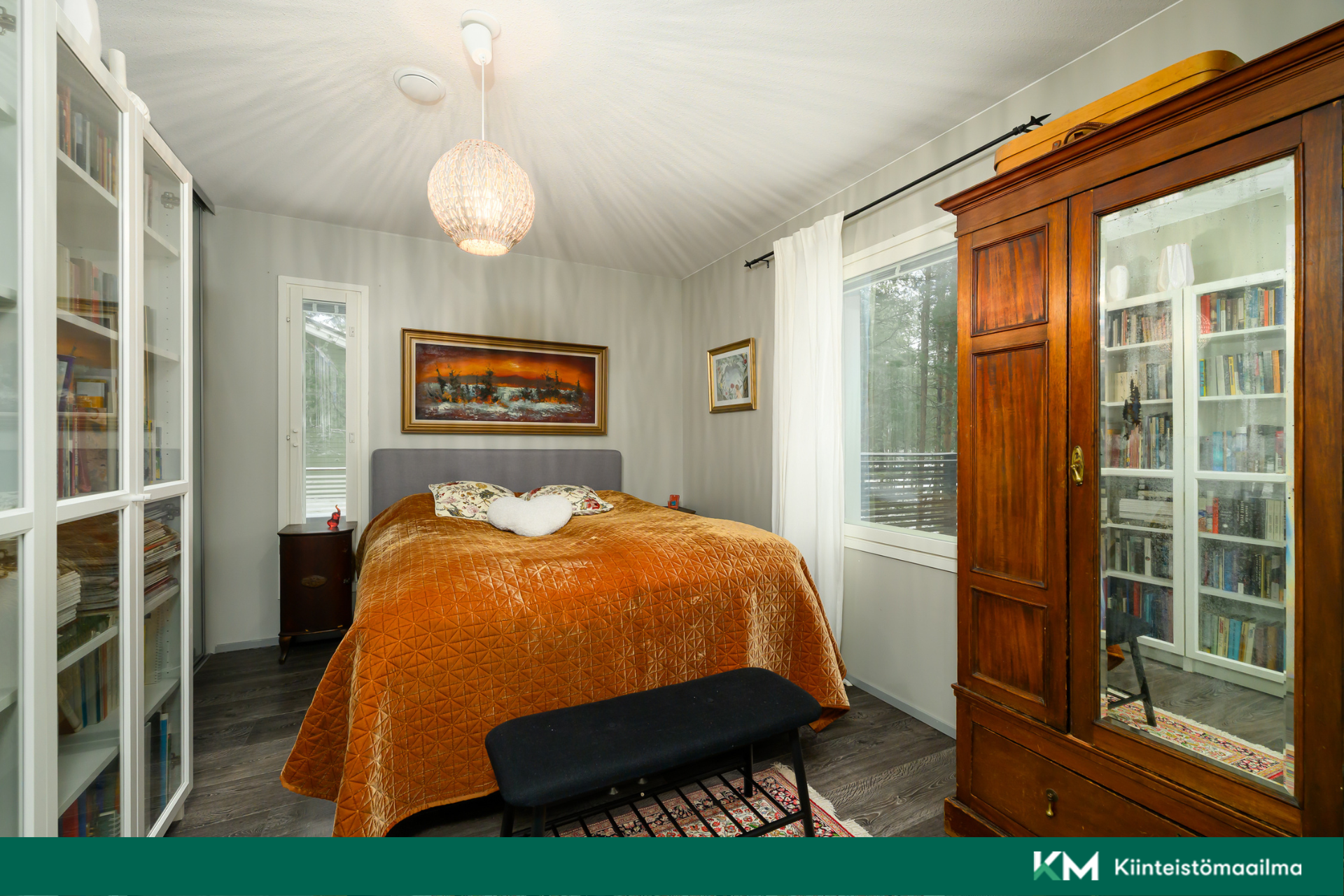 1. päämakuuhuone vaatehuoneella