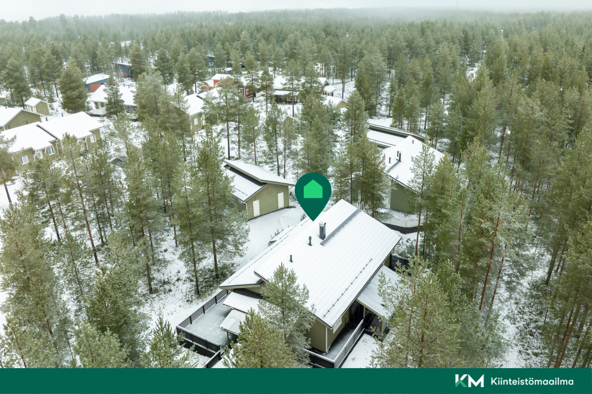 Talon ympärillä mäntykangasmetsää