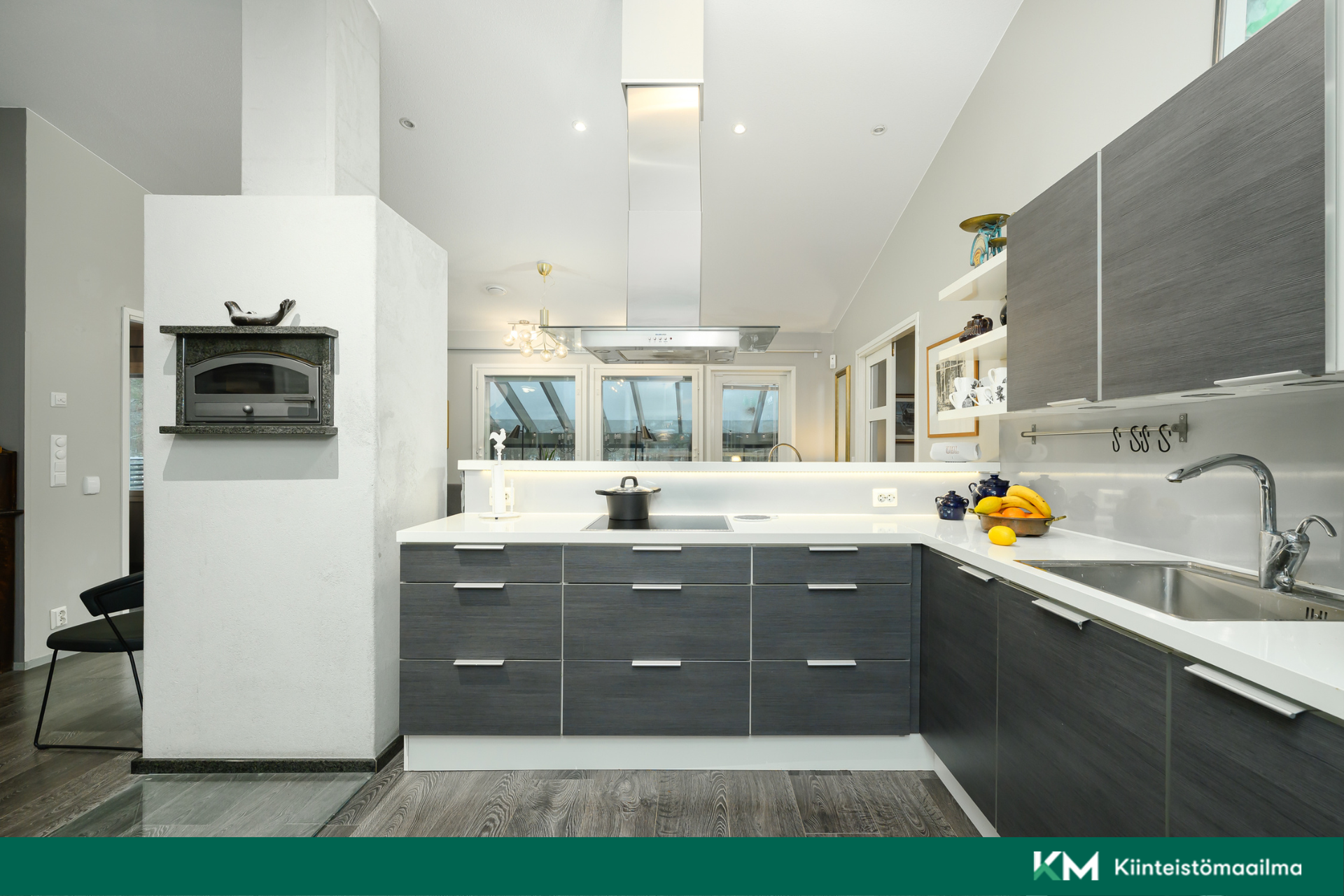 Keittiöstä näkymä olohuoneeseen