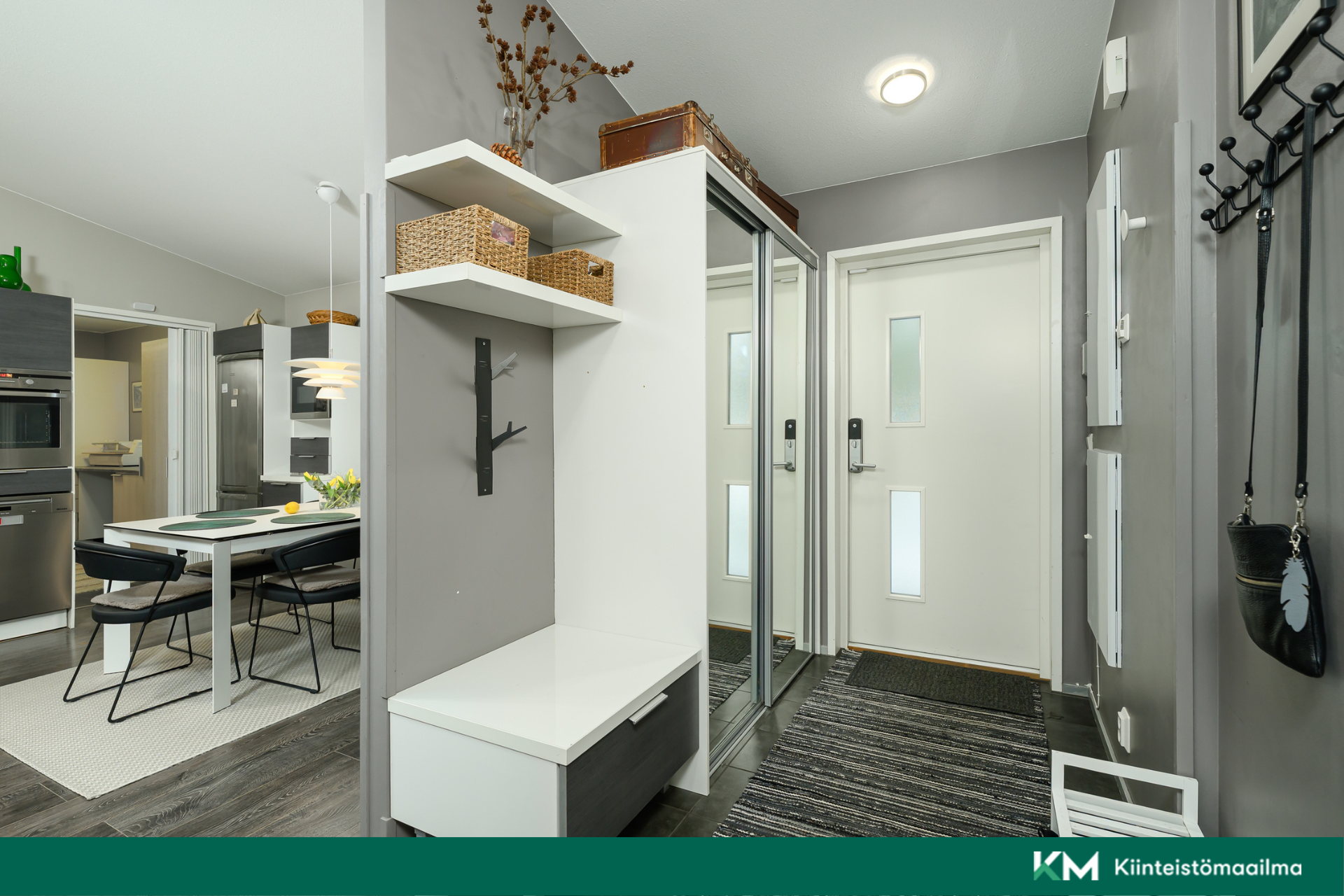 Eteinen ja sisäänkäynti