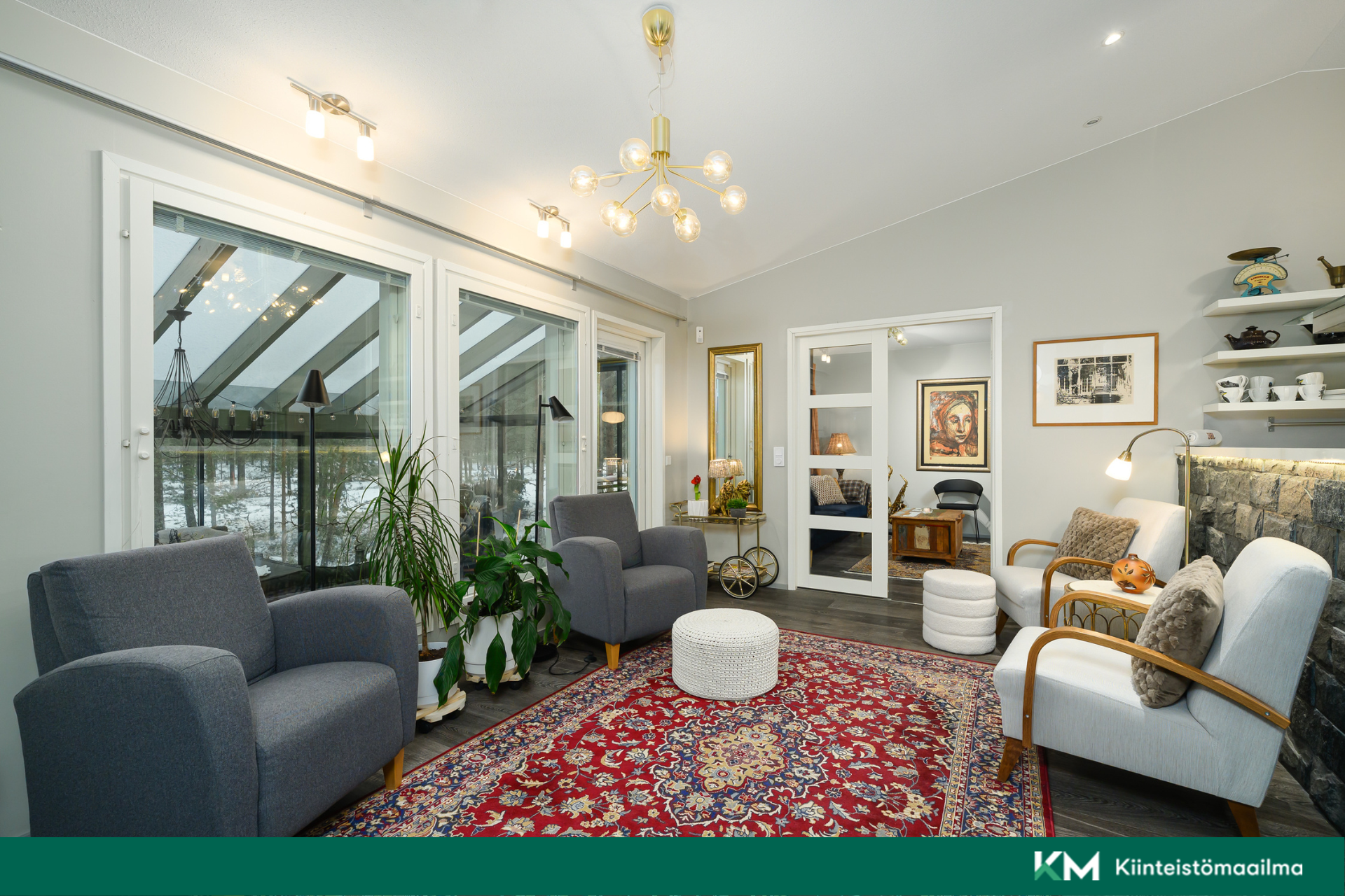 Olohuoneesta näkymä lasitetulle terassille