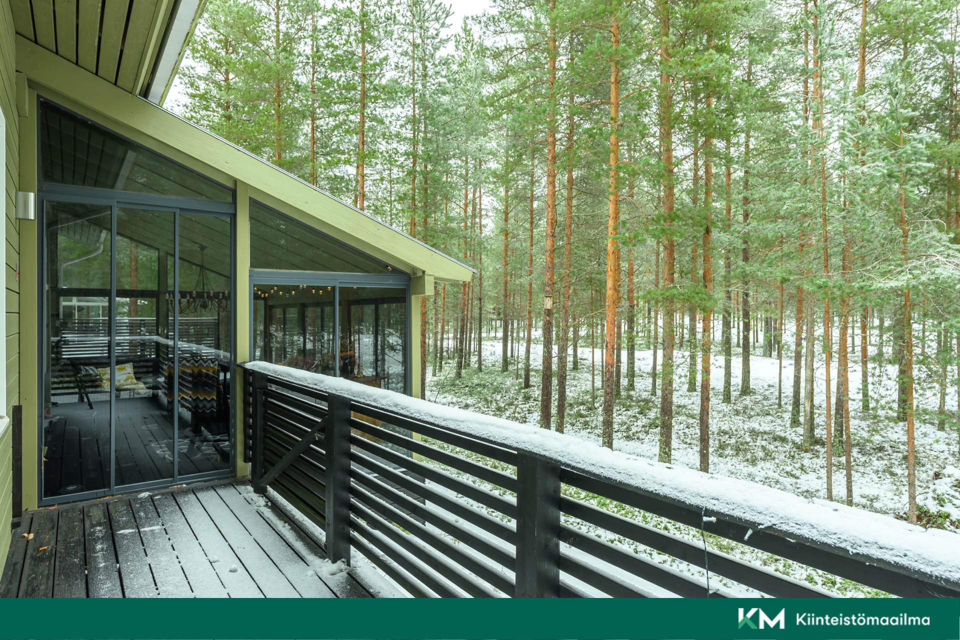 Kodin takana lasitettu terassi 