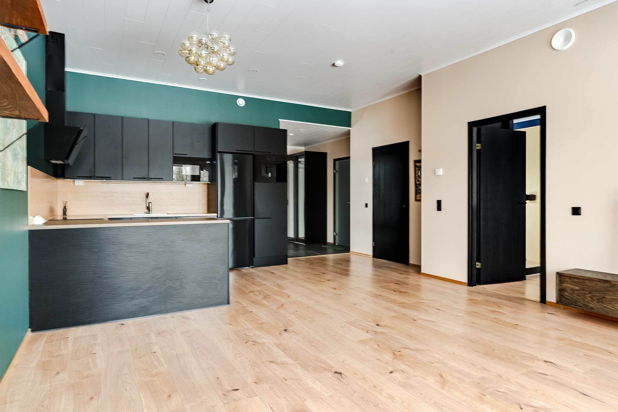 Avara olohuone / avokeittiö