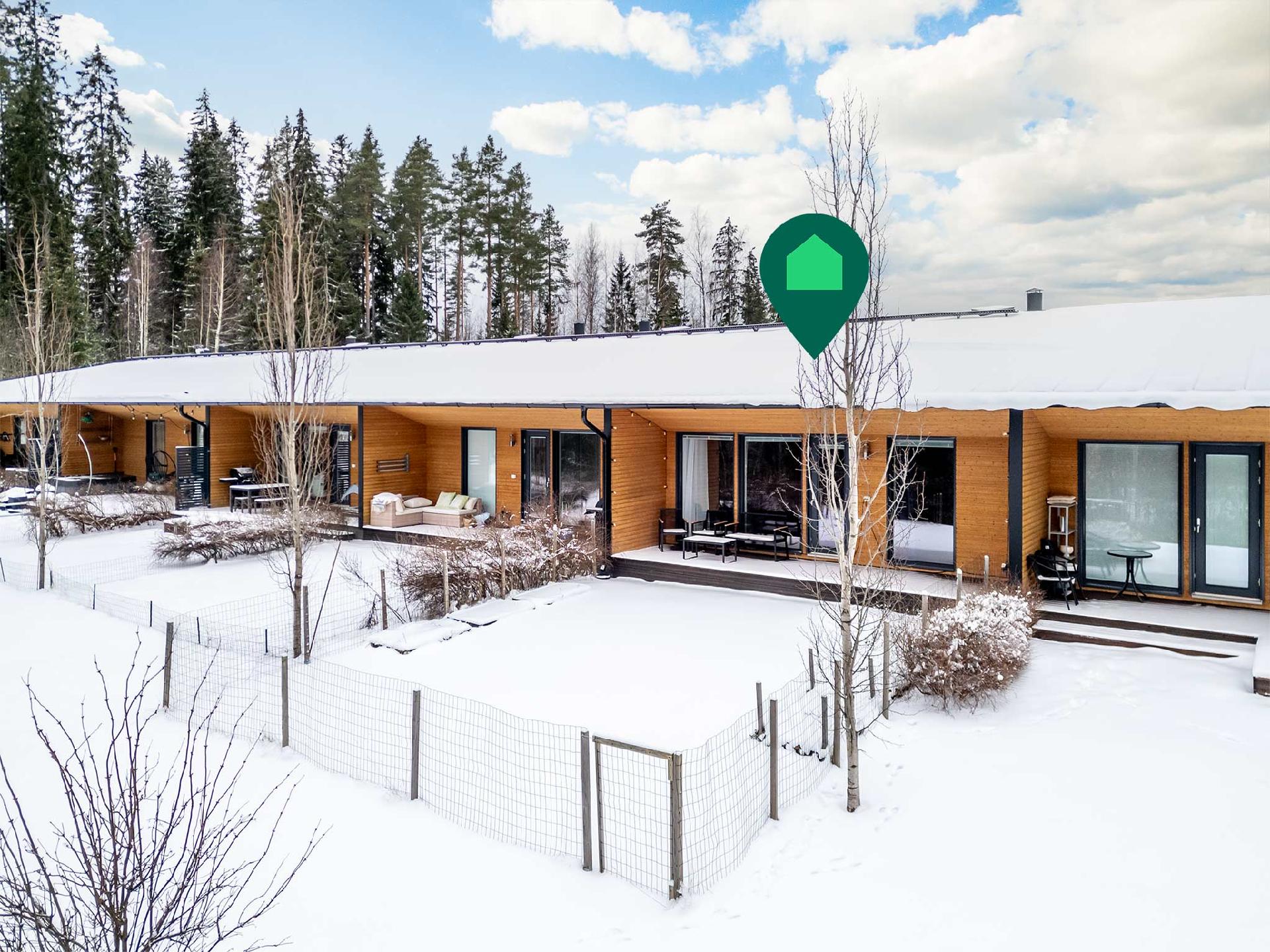 Pihassa valmiiksi aita