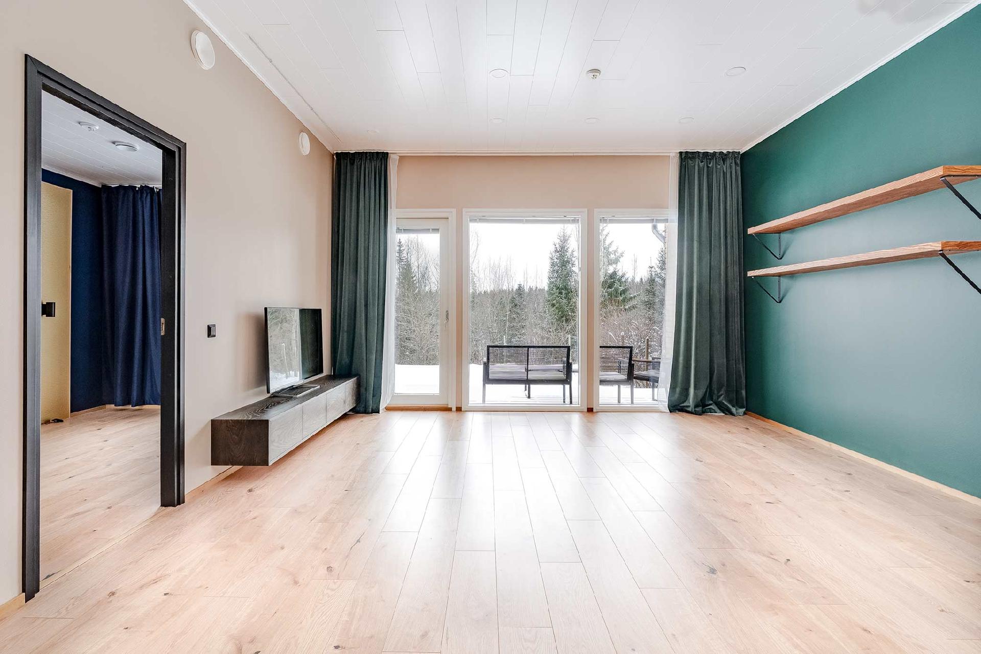 Ikkunat lähtevät lattiarajasta