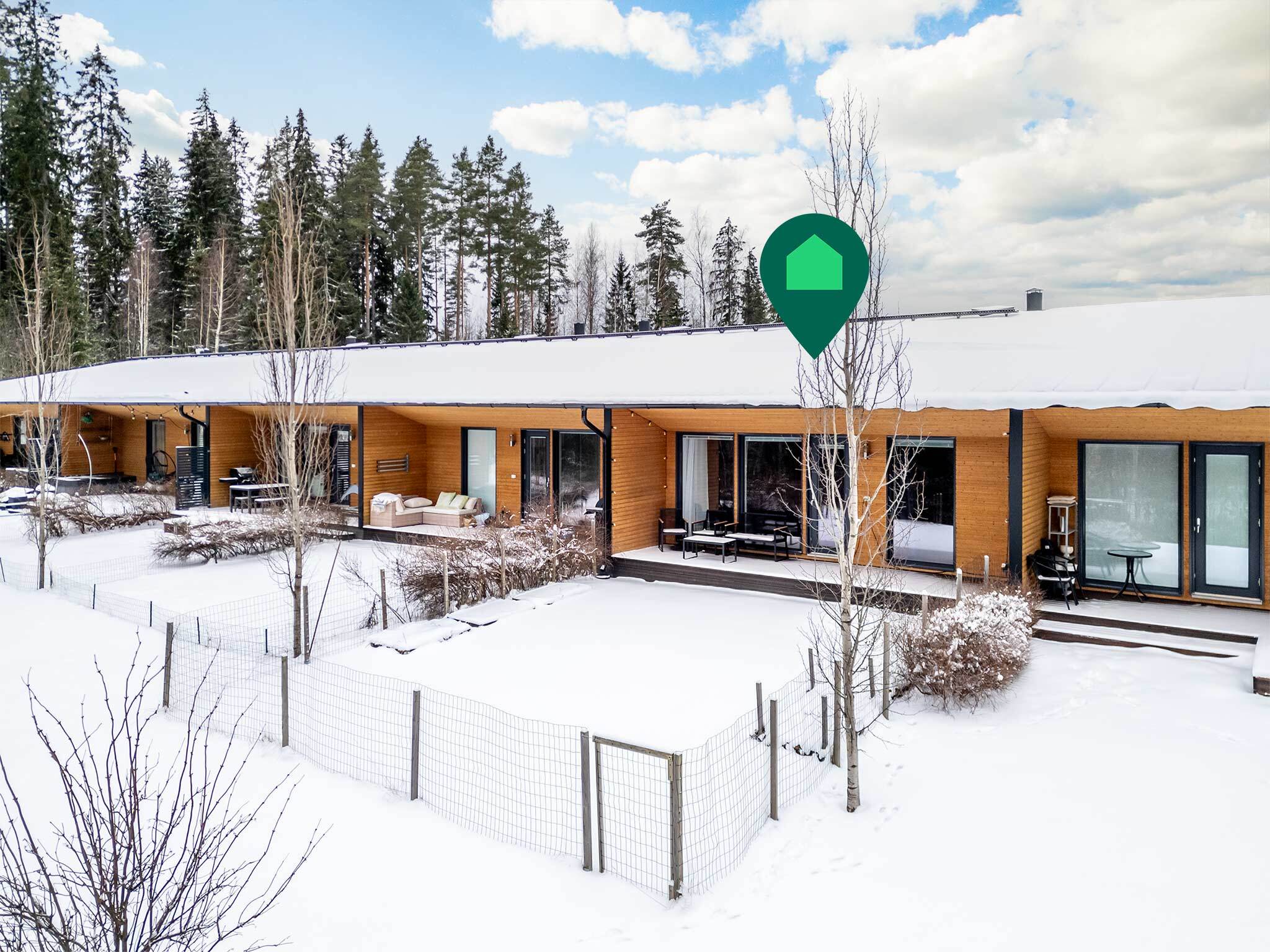 Pihassa valmiiksi aita