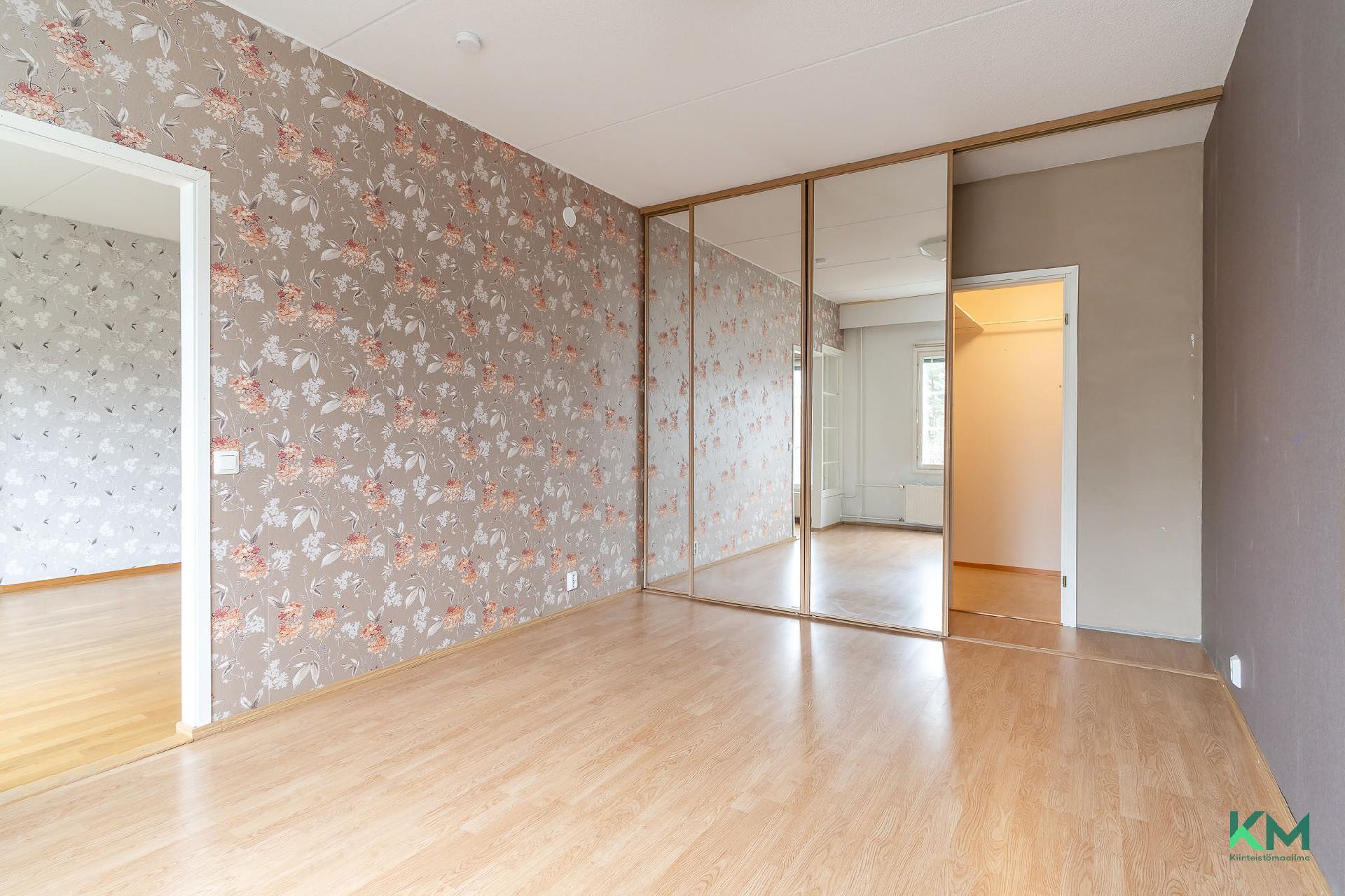 Makuuhuone, taustalla vaatehuone.