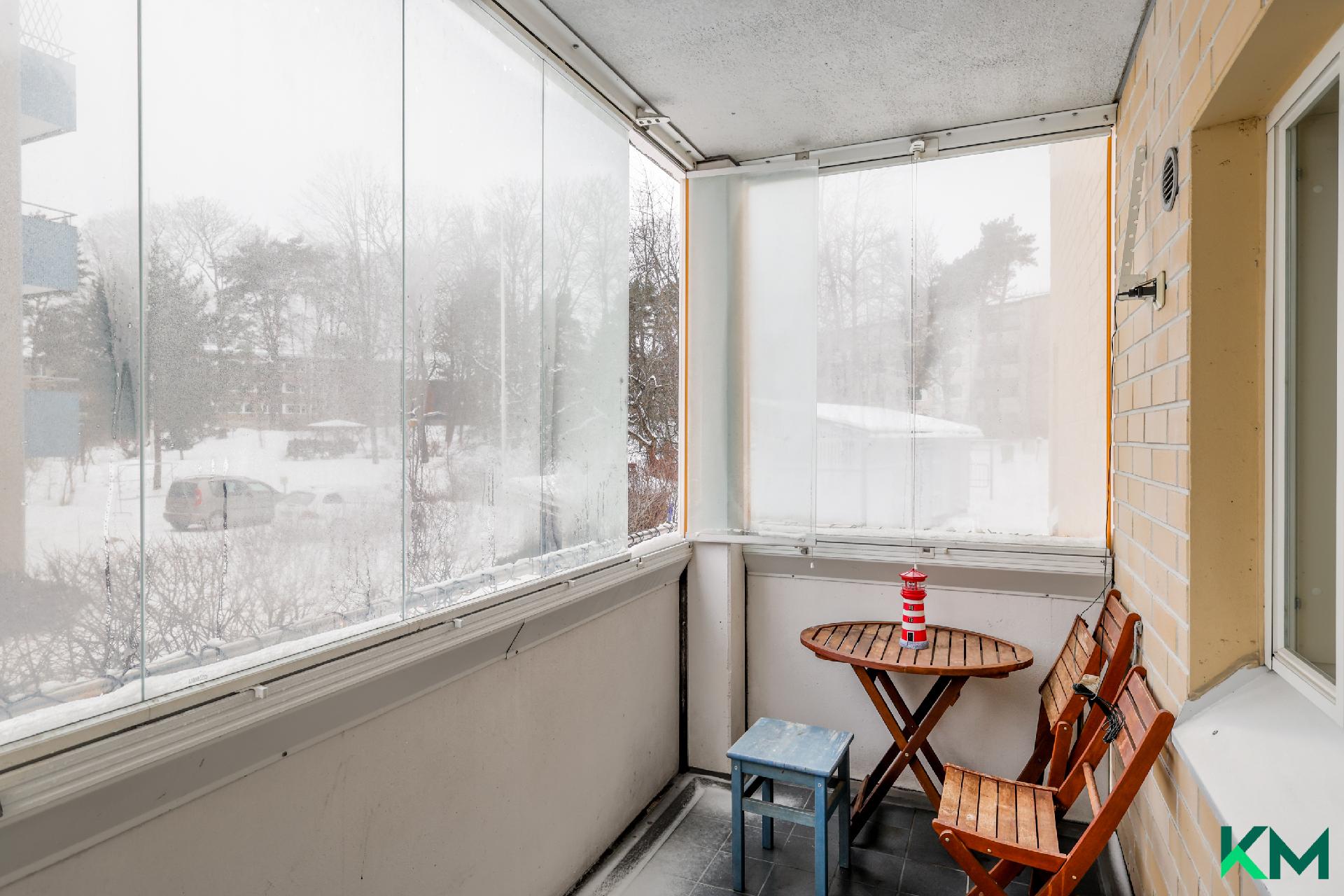 Aurinkoinen parveke odottelee kesäpäiviä.