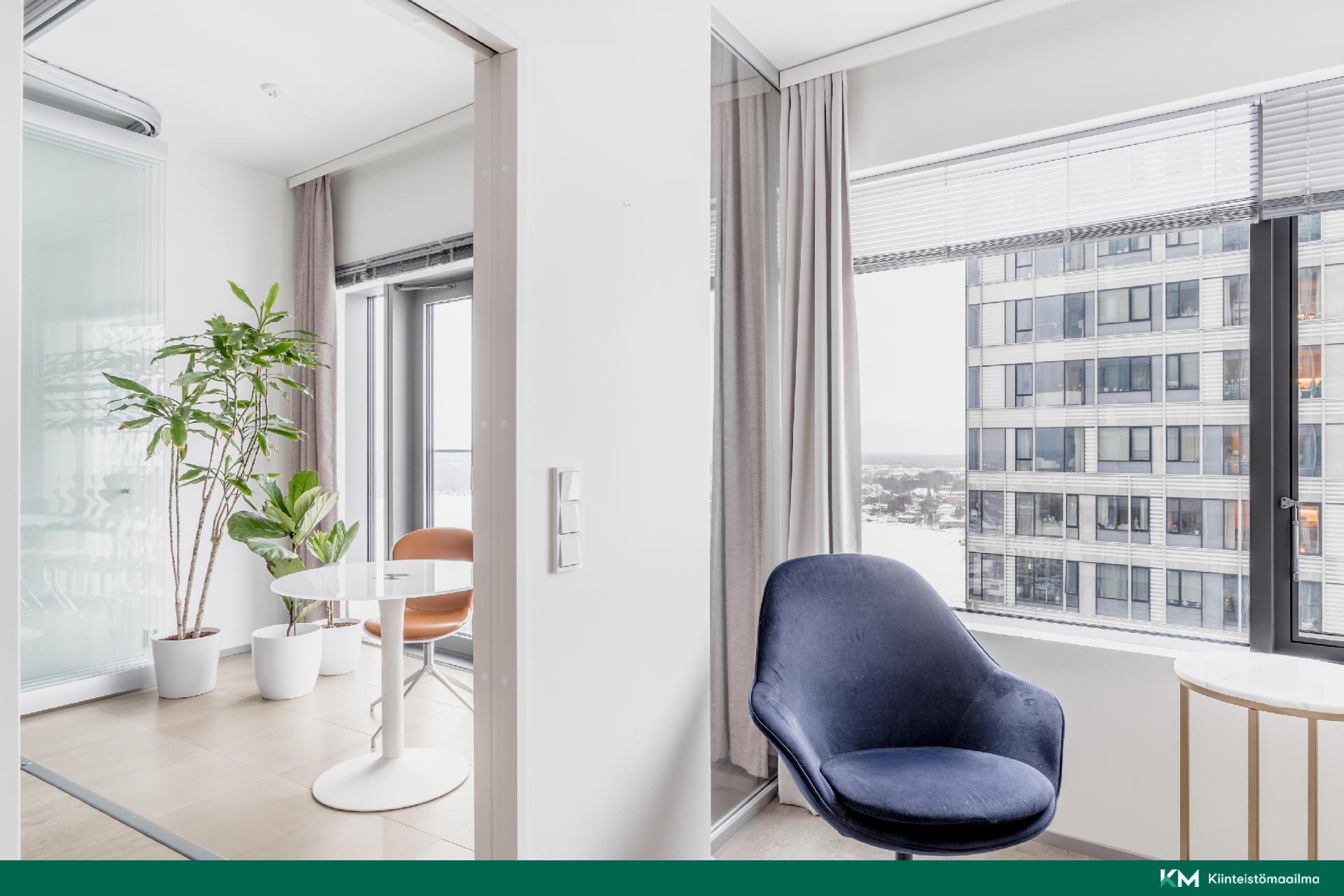 Makuuhuoneesta olohuoneen ja viherhuoneen suuntaan